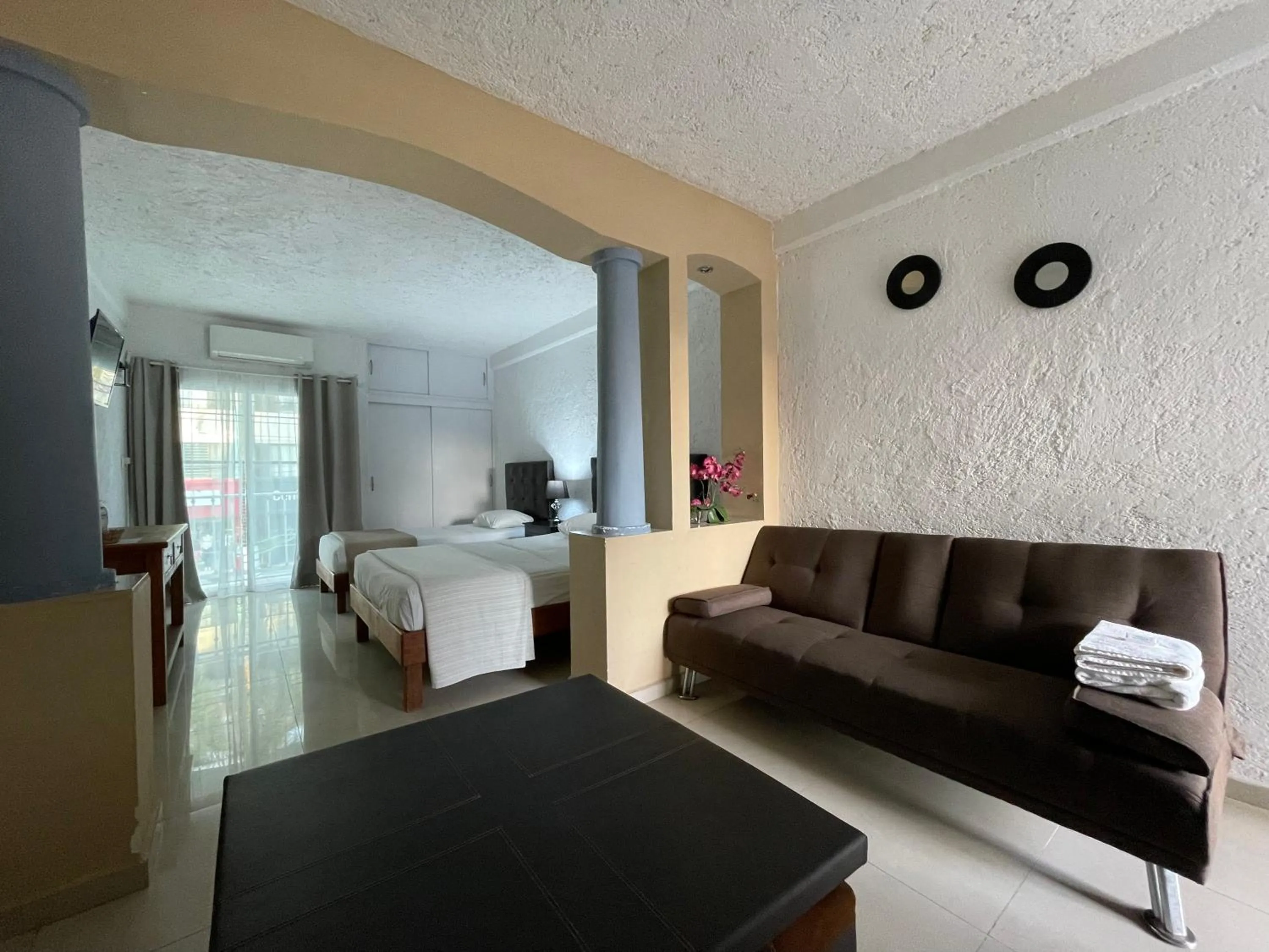 Photo of the whole room, Bed in Hotel Dos Mundos, Isla Cozumel