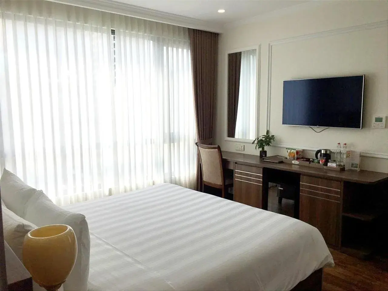 Deluxe Double Room with City View in Hillary Hanoi Hotel Deluxe Double Room with City View in Hillary Hanoi Hotel