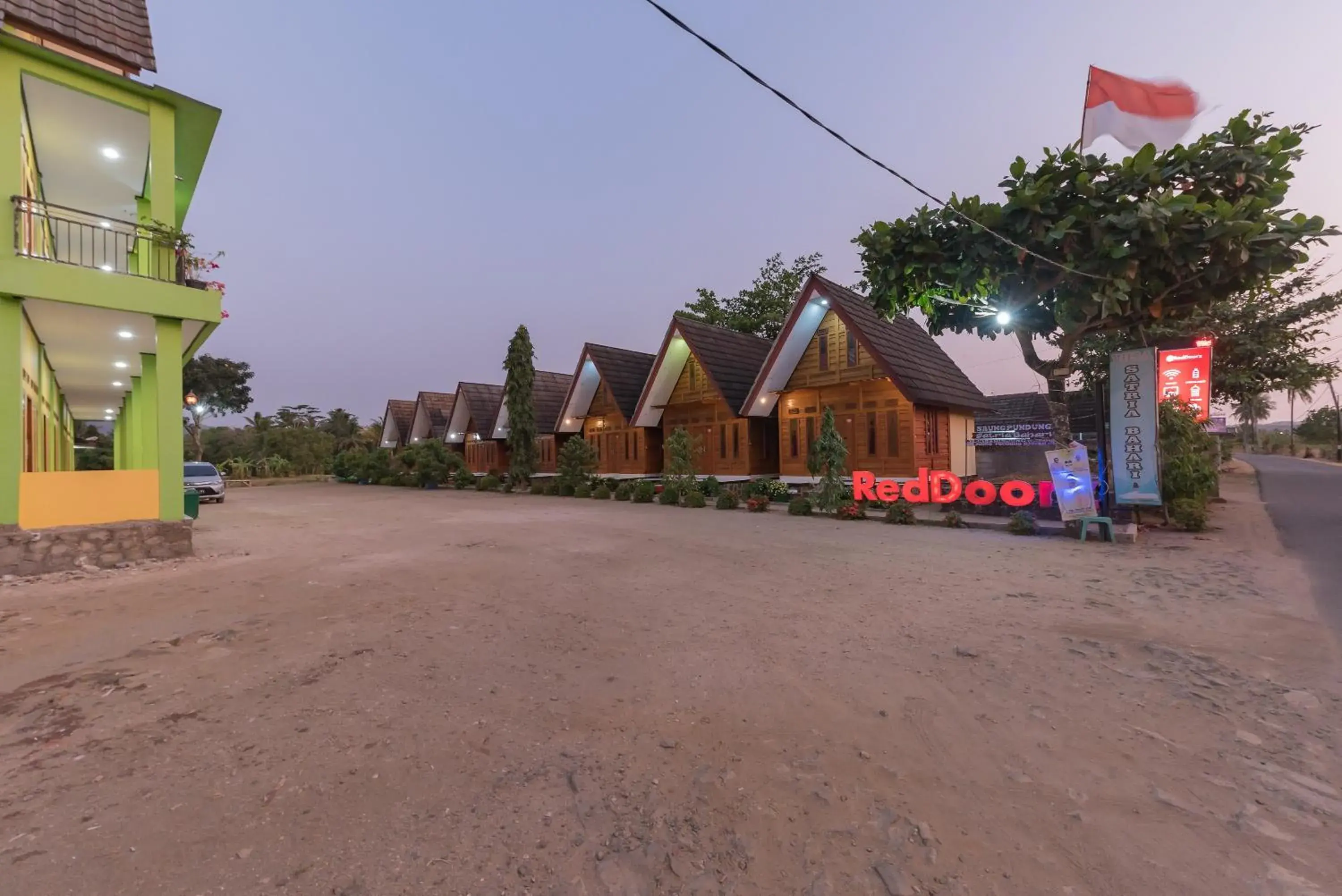 Property building in RedDoorz @ Geopark Ciletuh Sukabumi Property building in RedDoorz @ Geopark Ciletuh Sukabumi