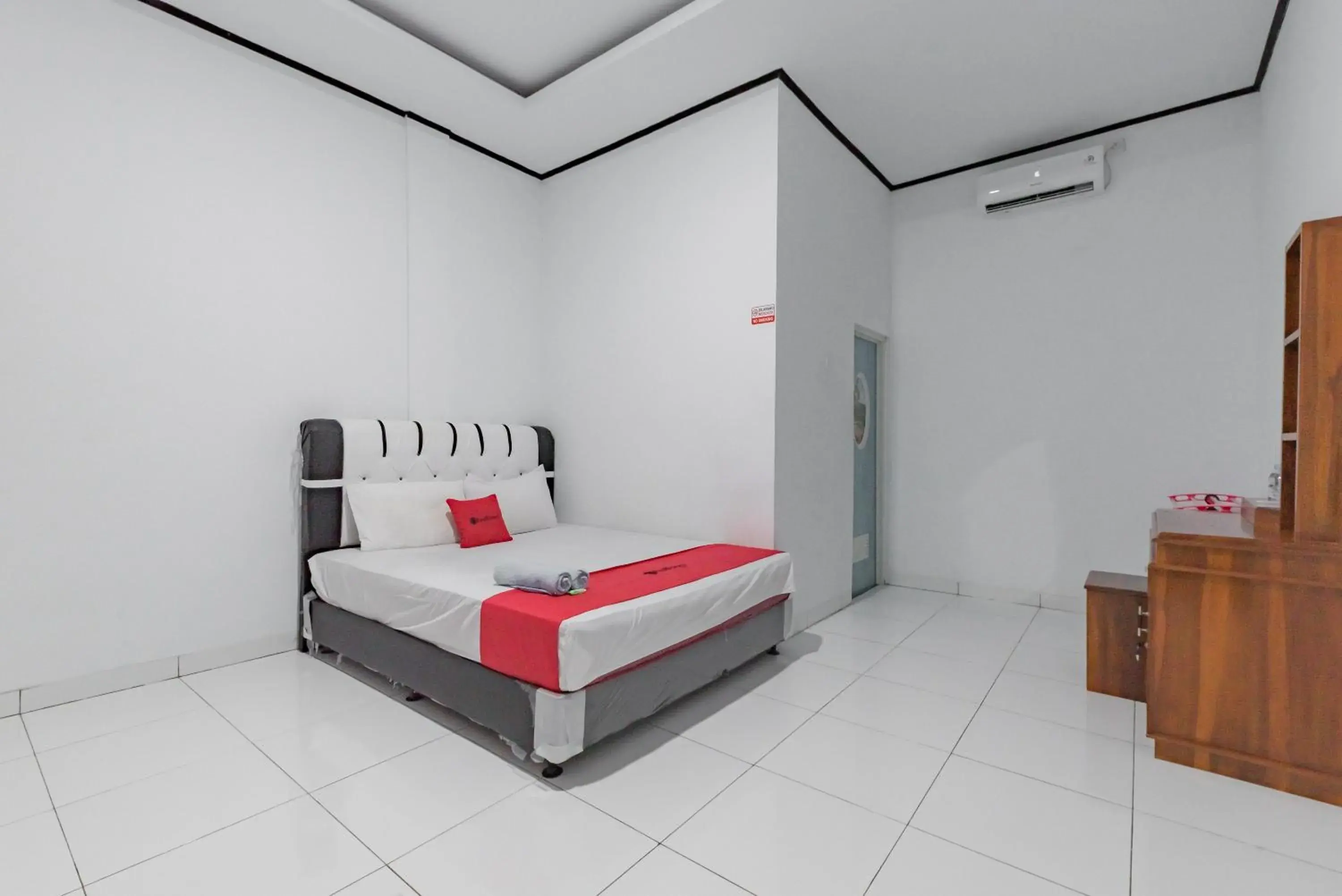 Bed in RedDoorz @ Geopark Ciletuh Sukabumi Bed in RedDoorz @ Geopark Ciletuh Sukabumi