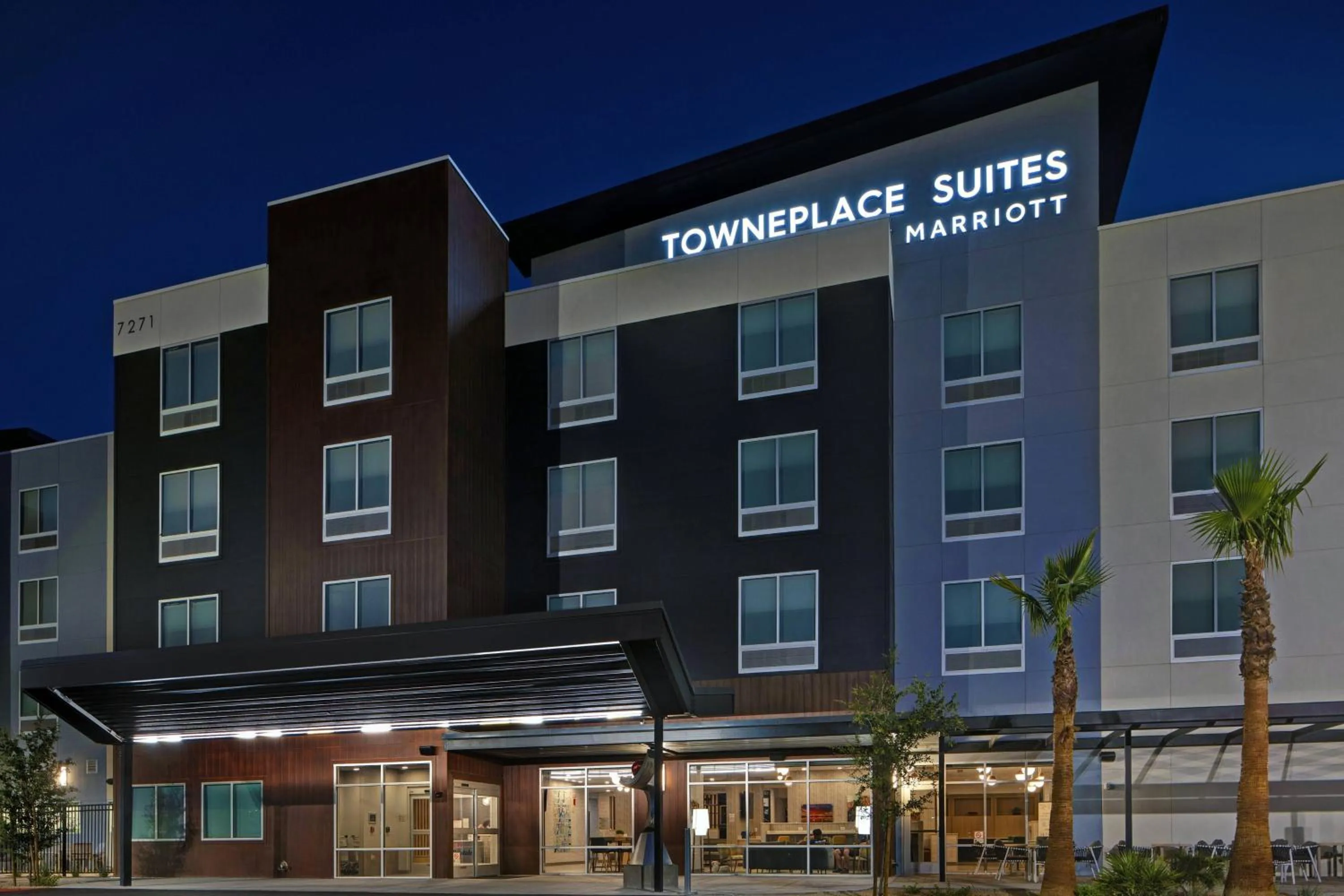 Property building in TownePlace Suites by Marriott Phoenix Glendale Sports & Entertainment District