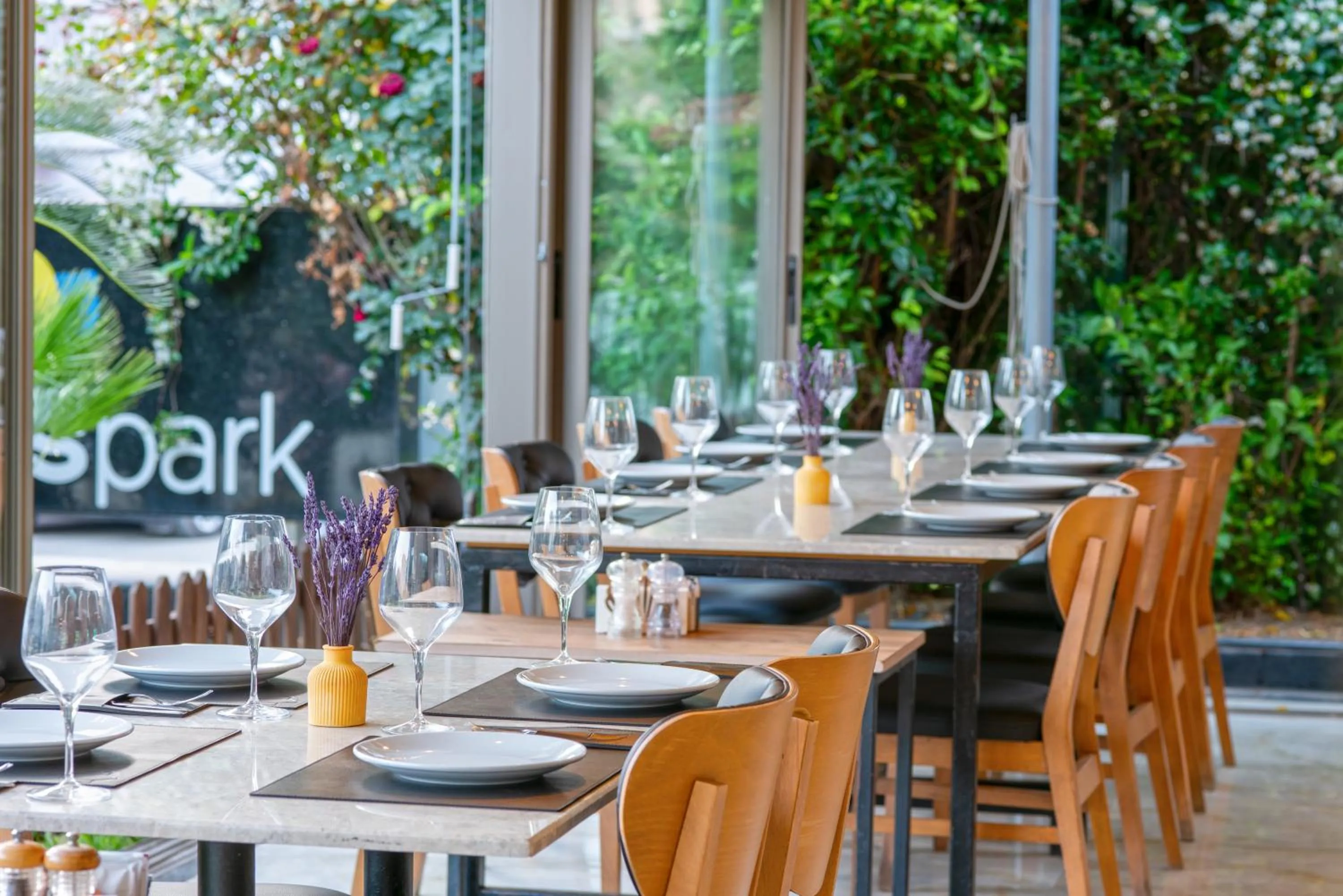 Restaurant/places to eat in Citrus Park Hotel