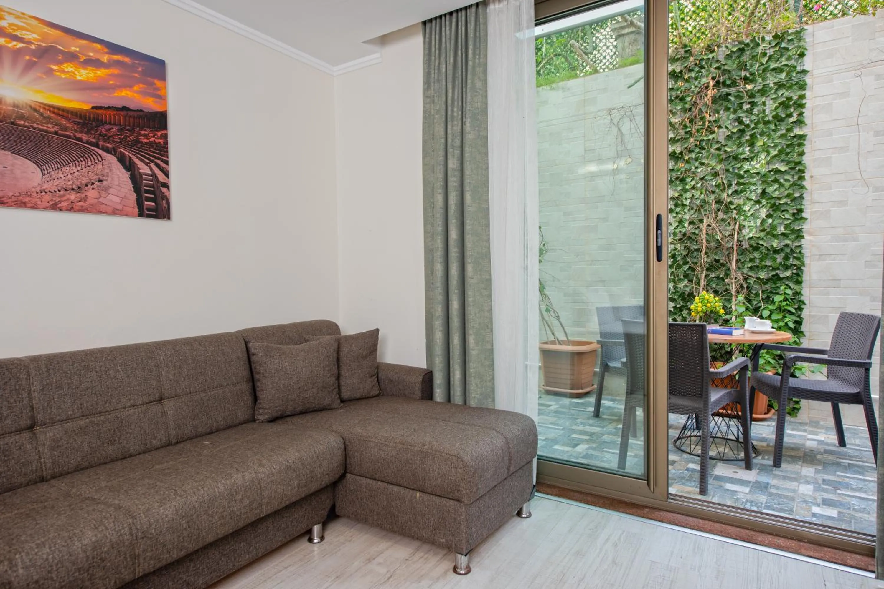 Patio in Citrus Park Hotel