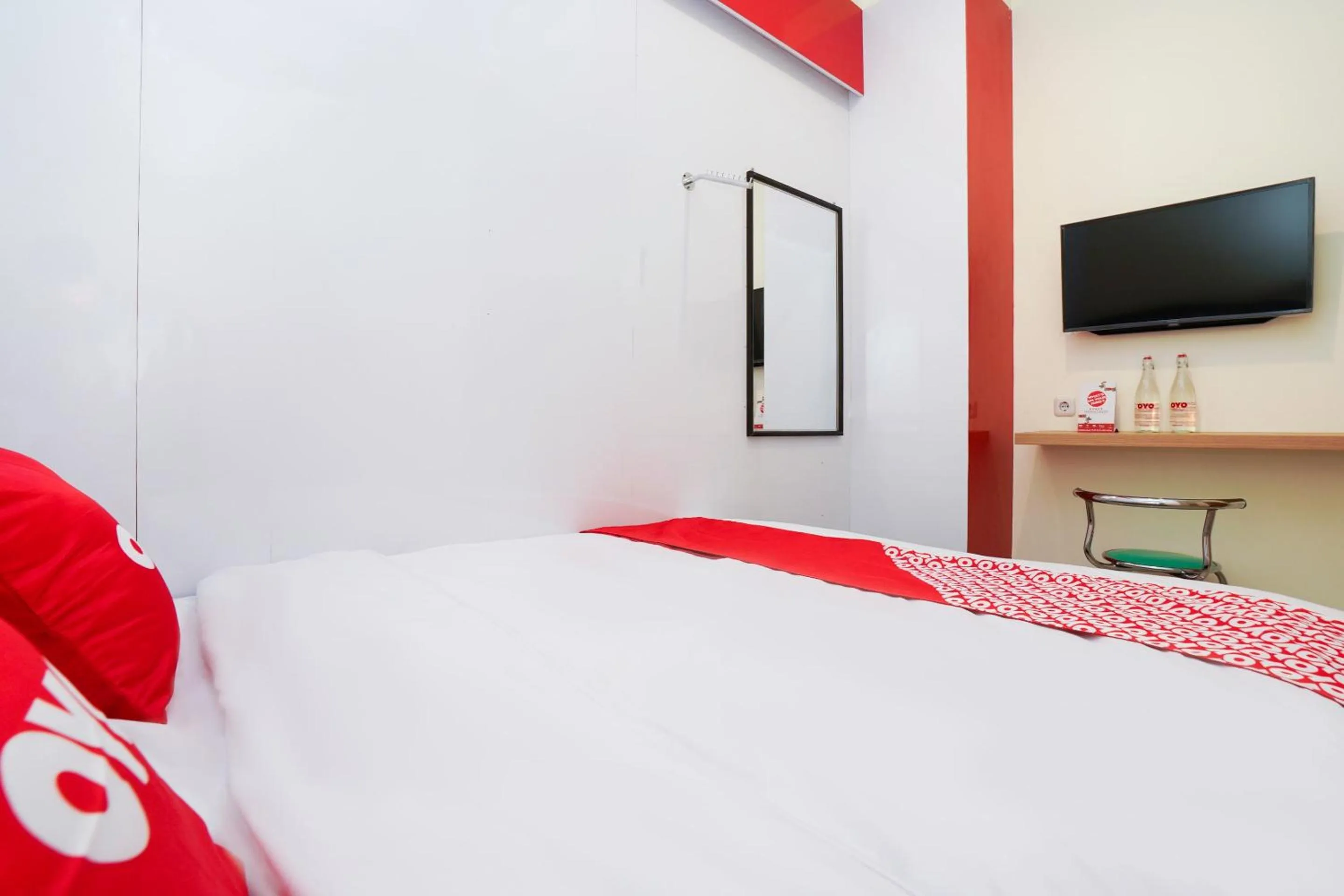 Bedroom, Bed in Flagship 3688 Pot Art