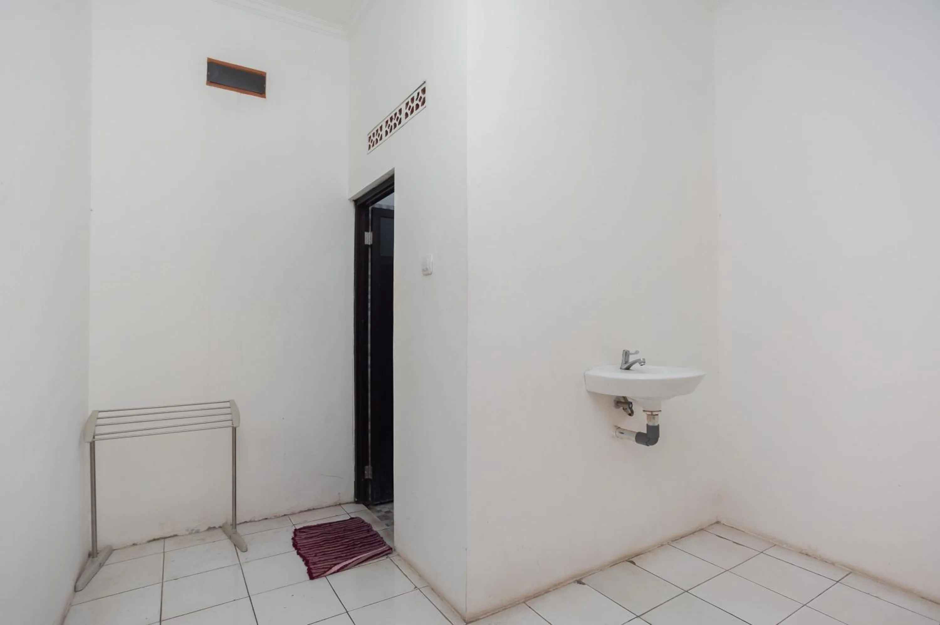 Bathroom in RedDoorz Syariah Plus near Jatiwarna Toll Gate