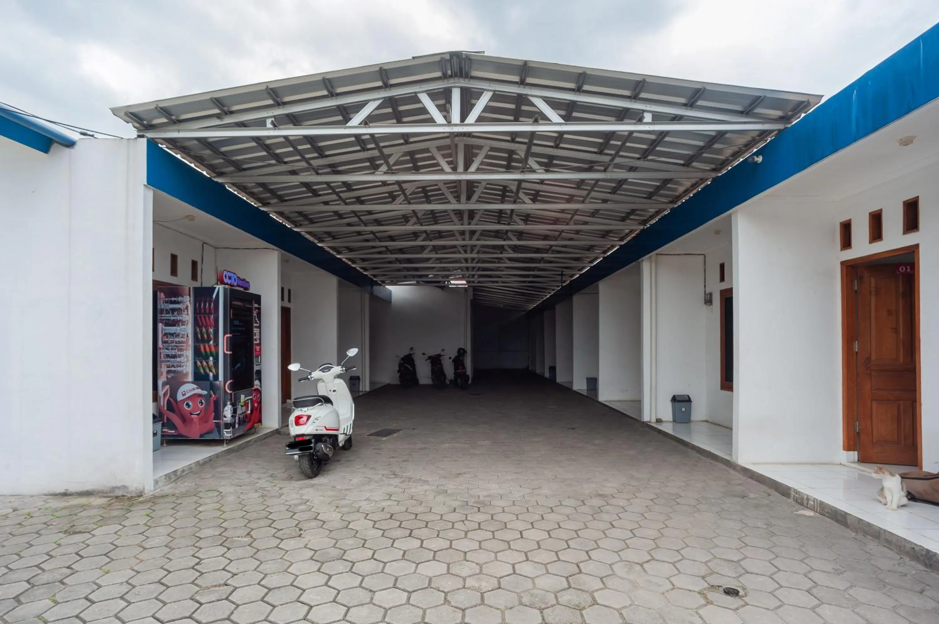 Property building in RedDoorz Syariah Plus near Jatiwarna Toll Gate