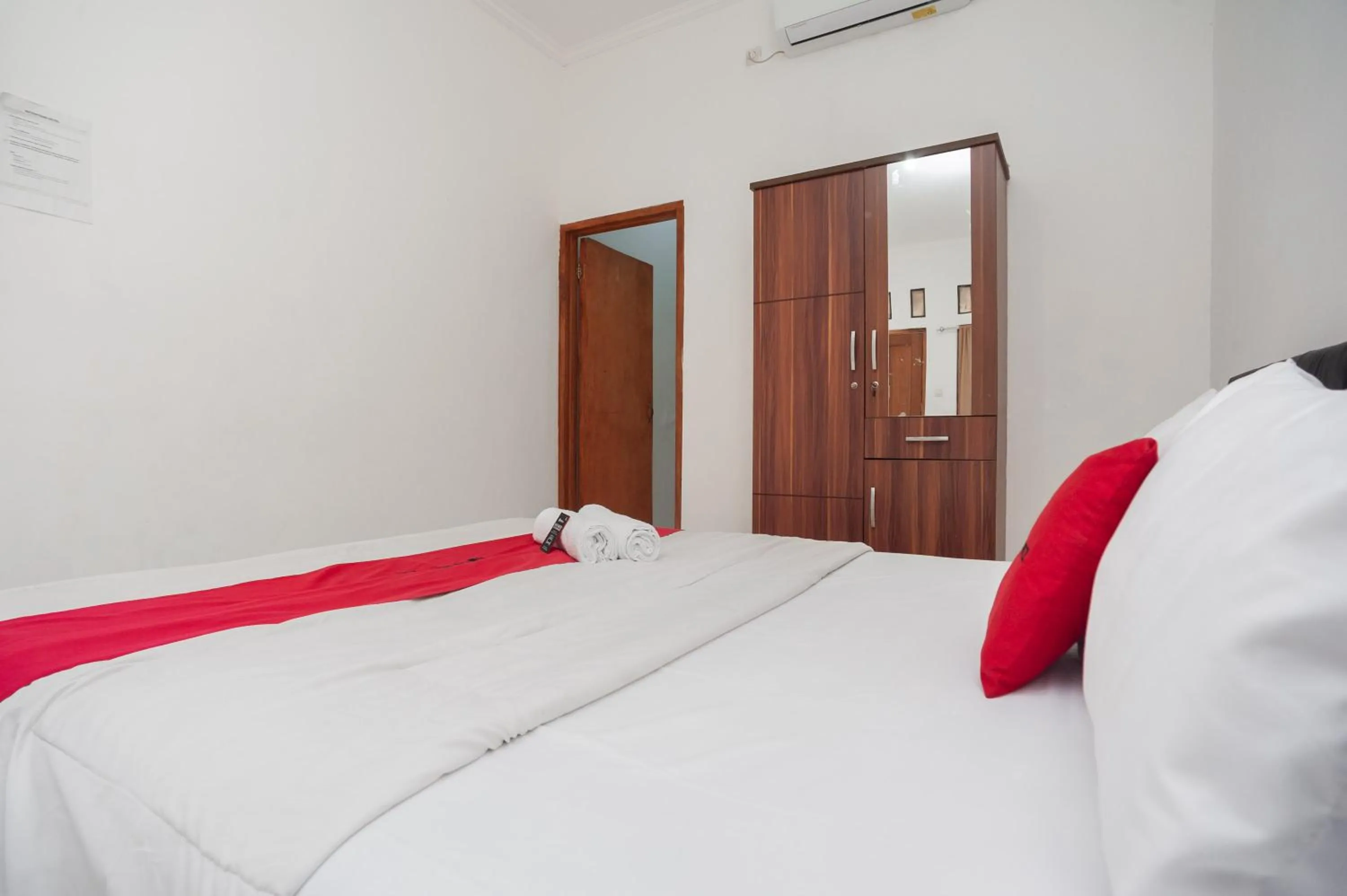Bedroom, Bed in RedDoorz Syariah Plus near Jatiwarna Toll Gate