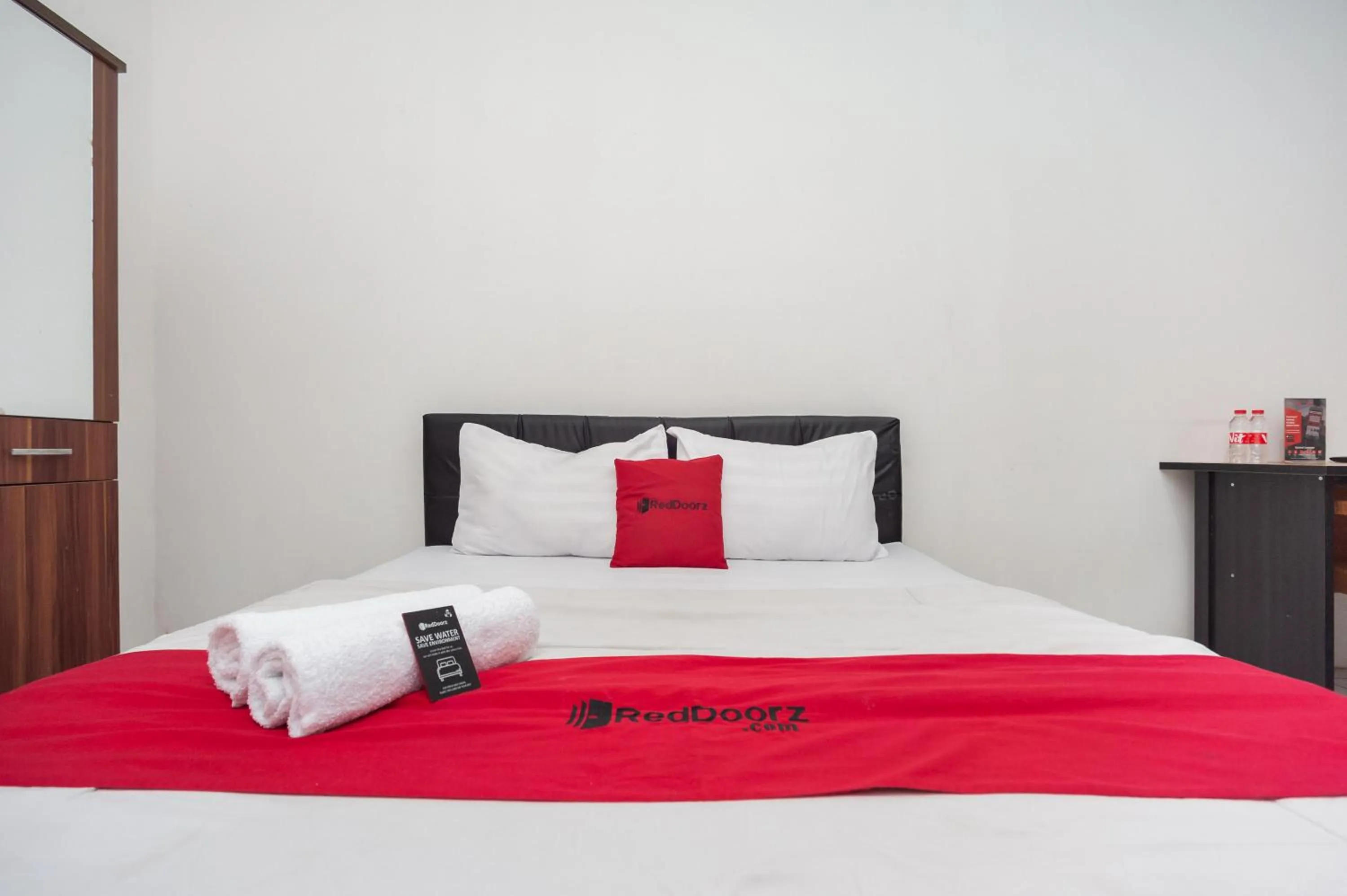 Bedroom, Bed in RedDoorz Syariah Plus near Jatiwarna Toll Gate