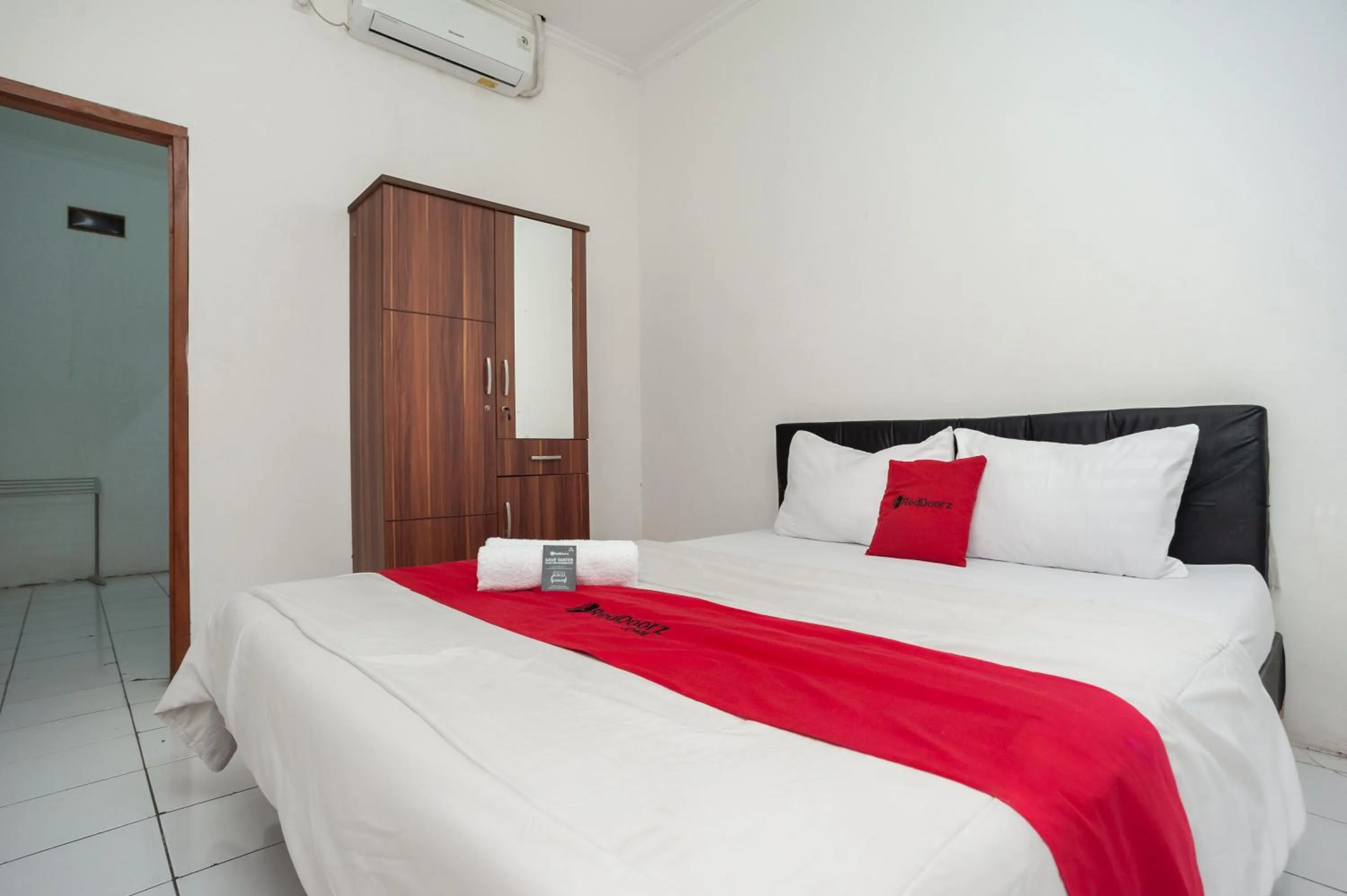 Bedroom, Bed in RedDoorz Syariah Plus near Jatiwarna Toll Gate
