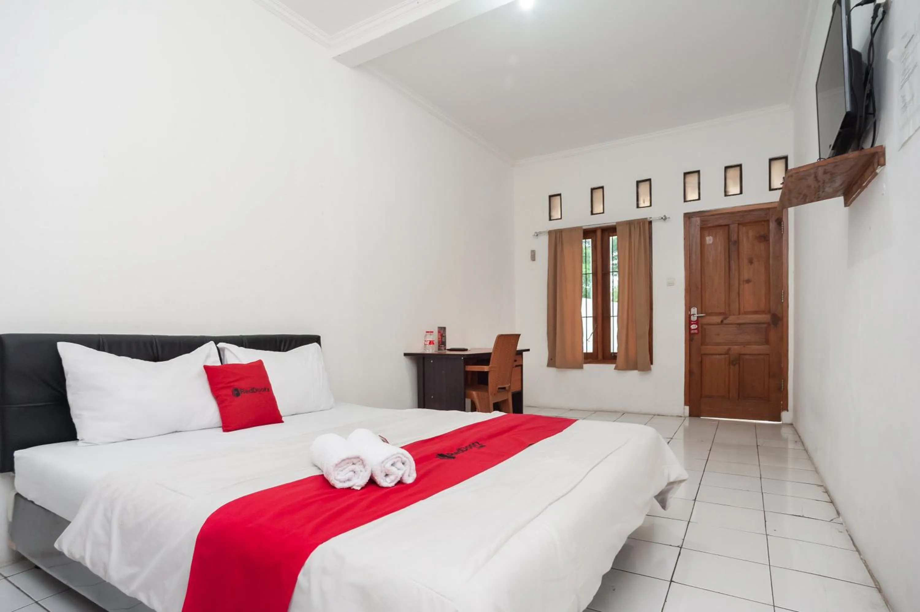 Bedroom, Bed in RedDoorz Syariah Plus near Jatiwarna Toll Gate