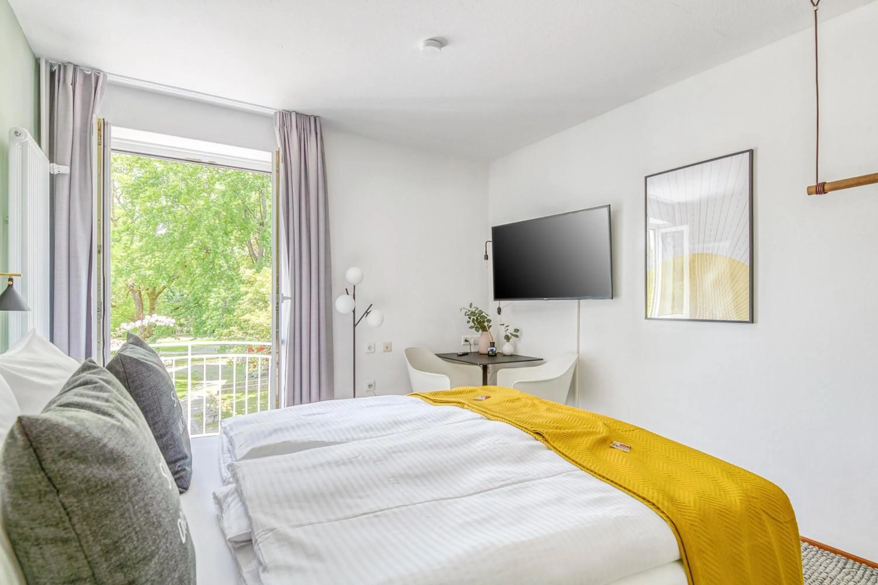 Bed in Limehome Garching bei München