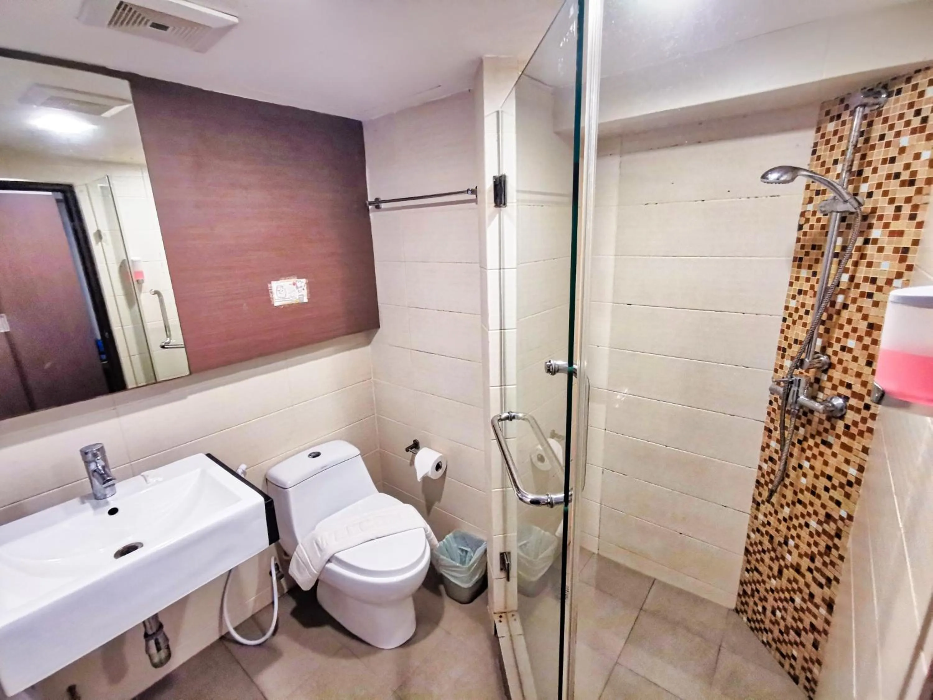 Shower in Scandia Beach Hotel