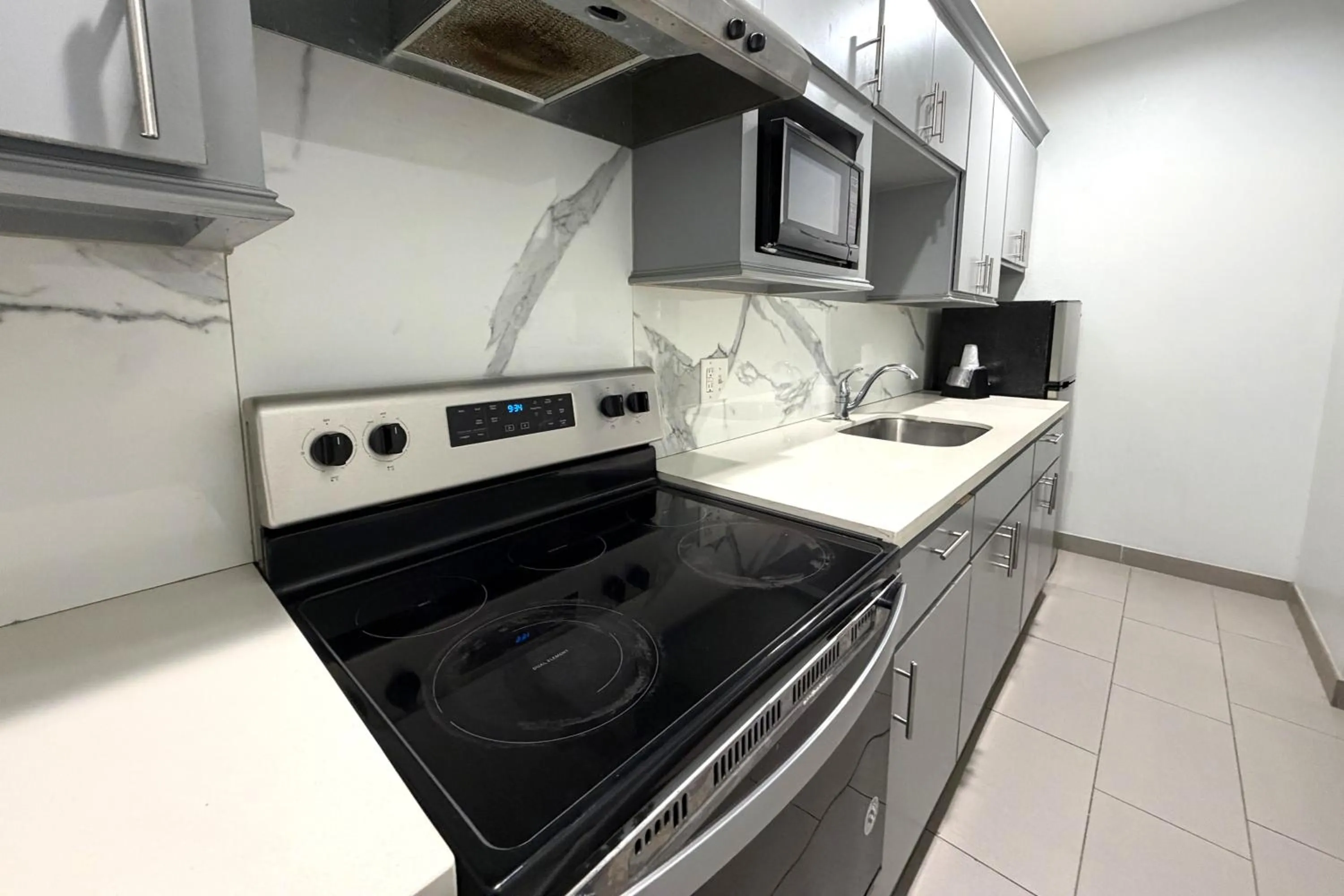 Kitchen or kitchenette in Hotel Royale IAH Airport North Houston I-45