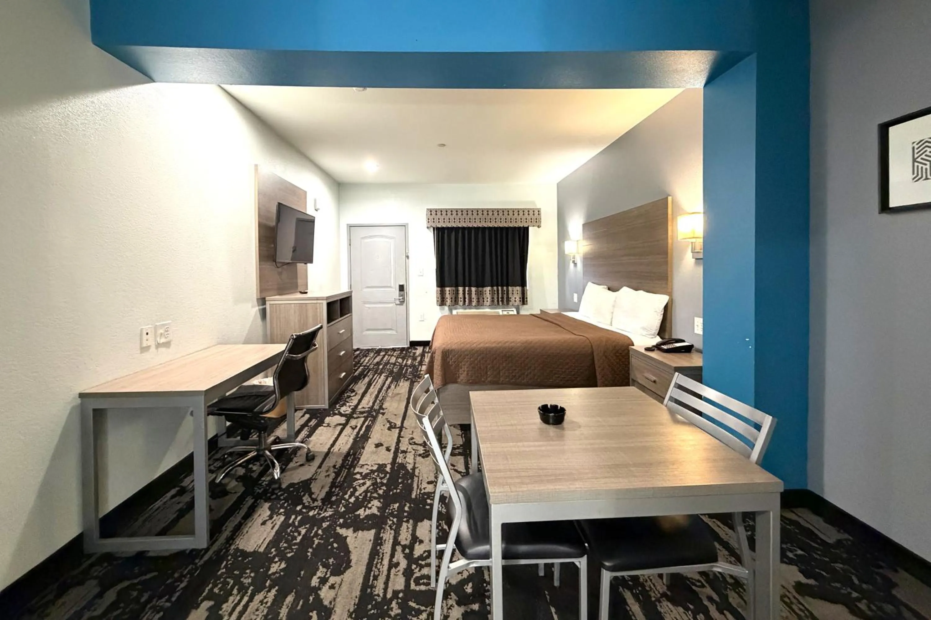 Bedroom in Hotel Royale IAH Airport North Houston I-45