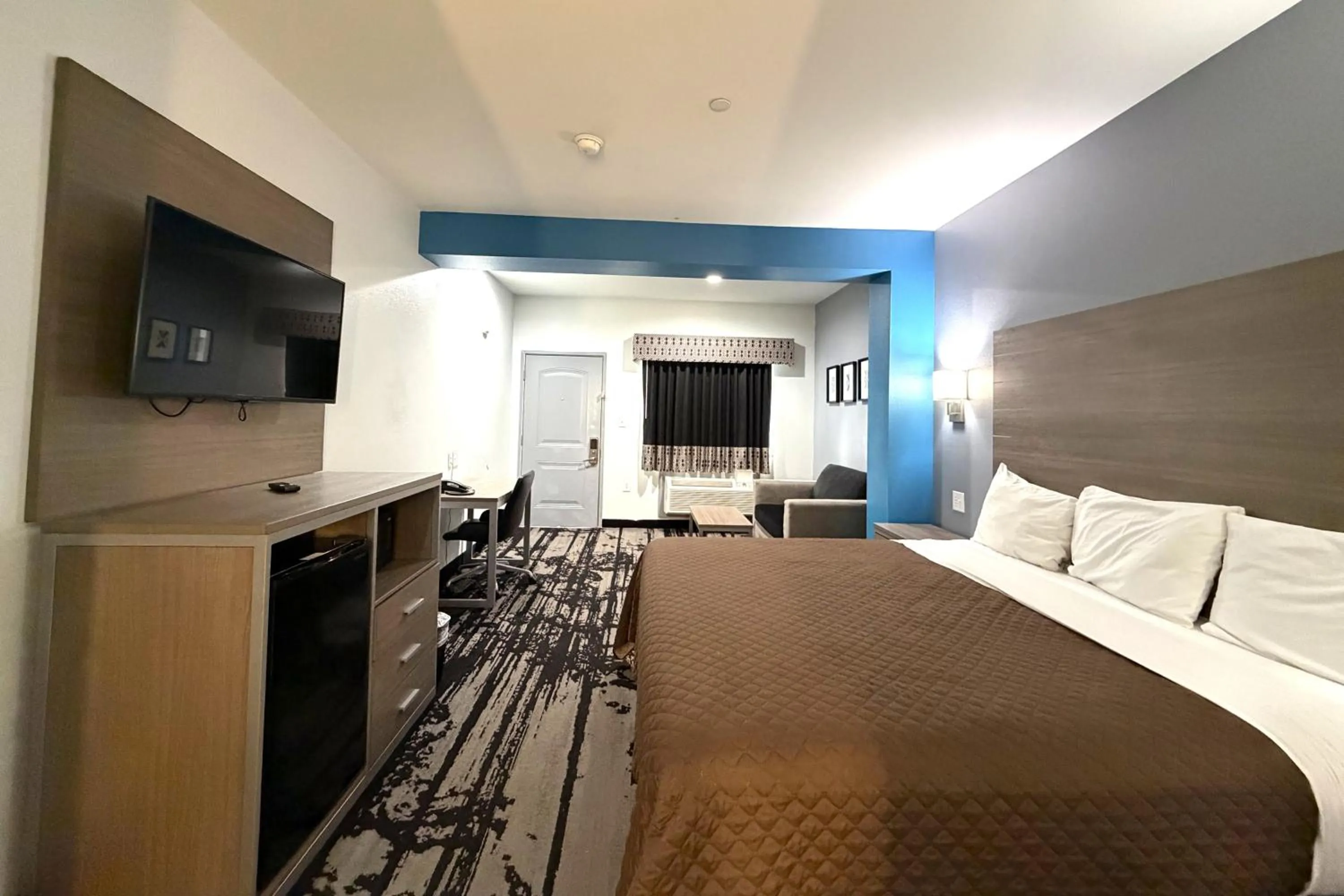 Bedroom, Bed in Hotel Royale IAH Airport North Houston I-45