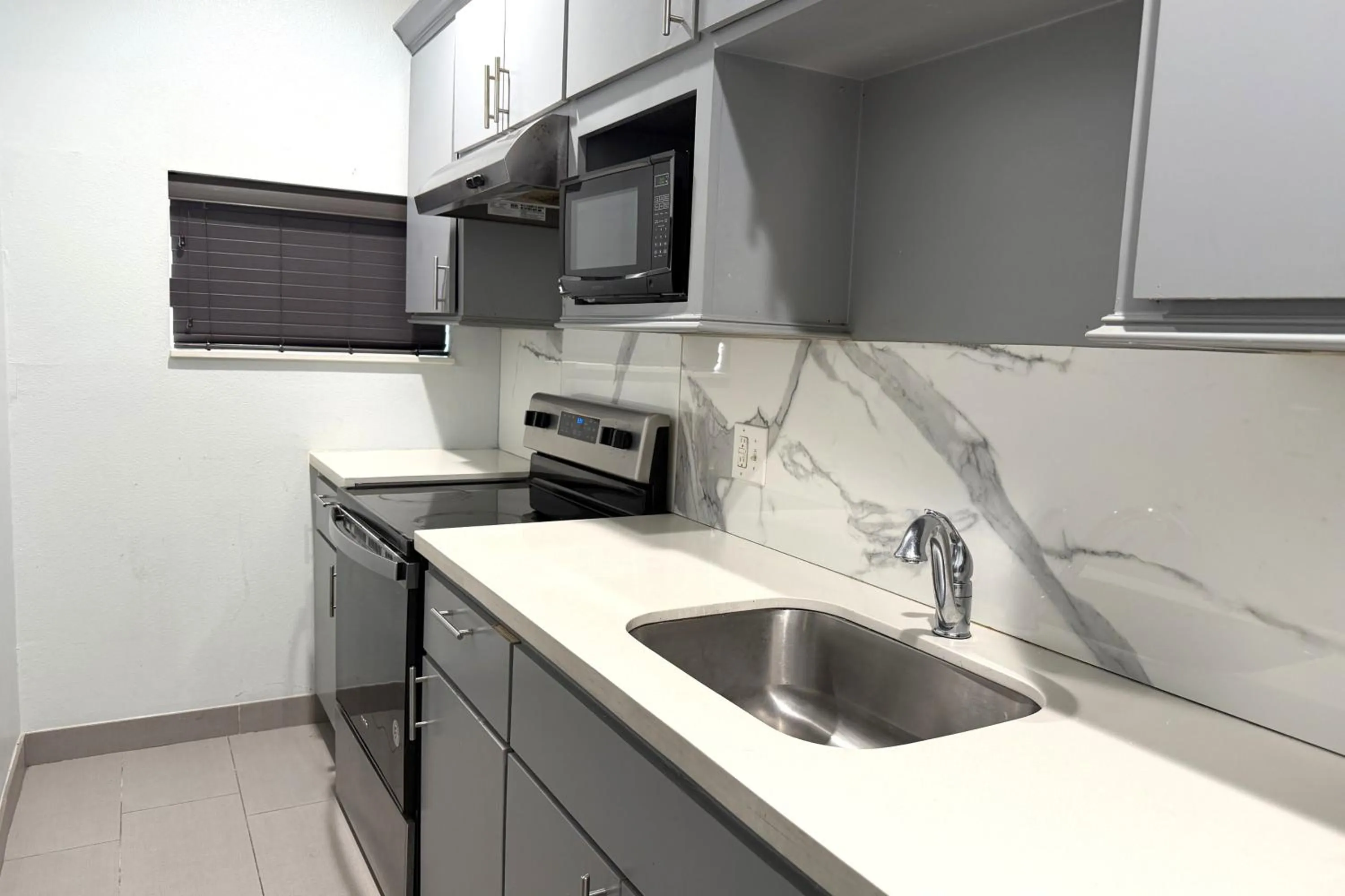 Kitchen or kitchenette in Hotel Royale IAH Airport North Houston I-45