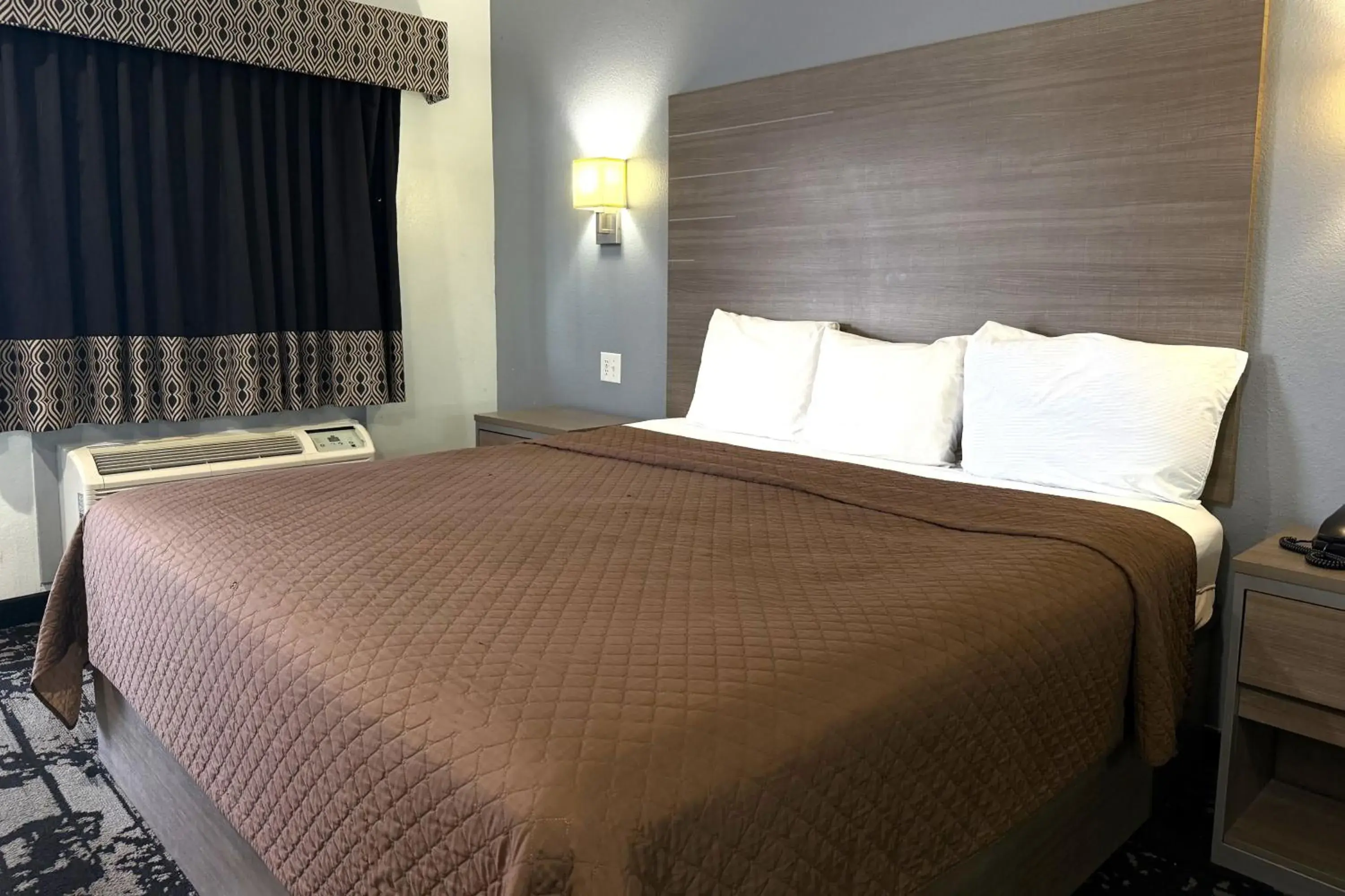 King Bed with Kitchenette Smoking in Hotel Royale IAH Airport North Houston I-45 King Bed with Kitchenette Smoking in Hotel Royale IAH Airport North Houston I-45