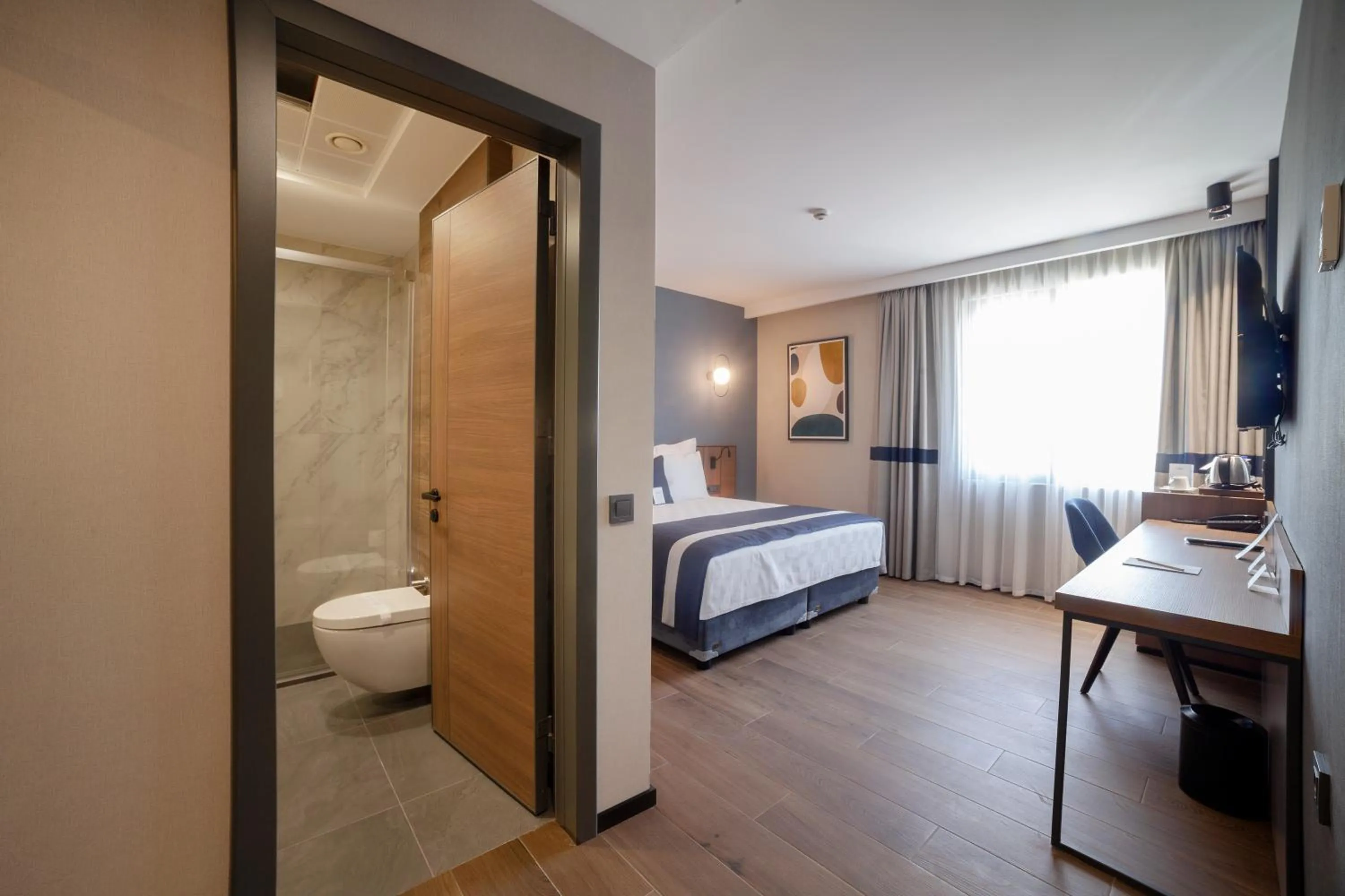 Toilet, Bed in GRANBELLAHOTEL