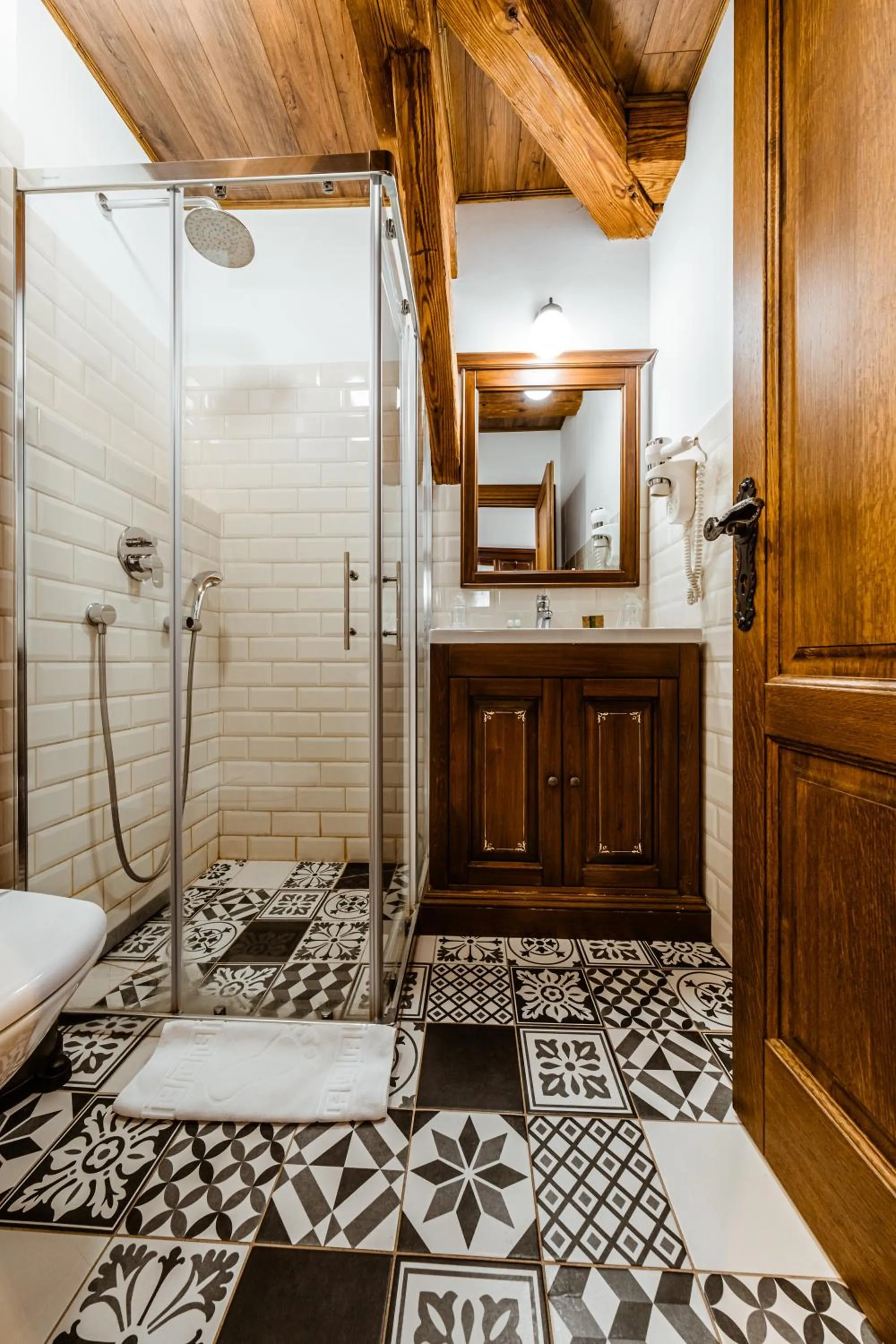 Shower in CASA CHITIC - Str Nicolae Balcescu 13