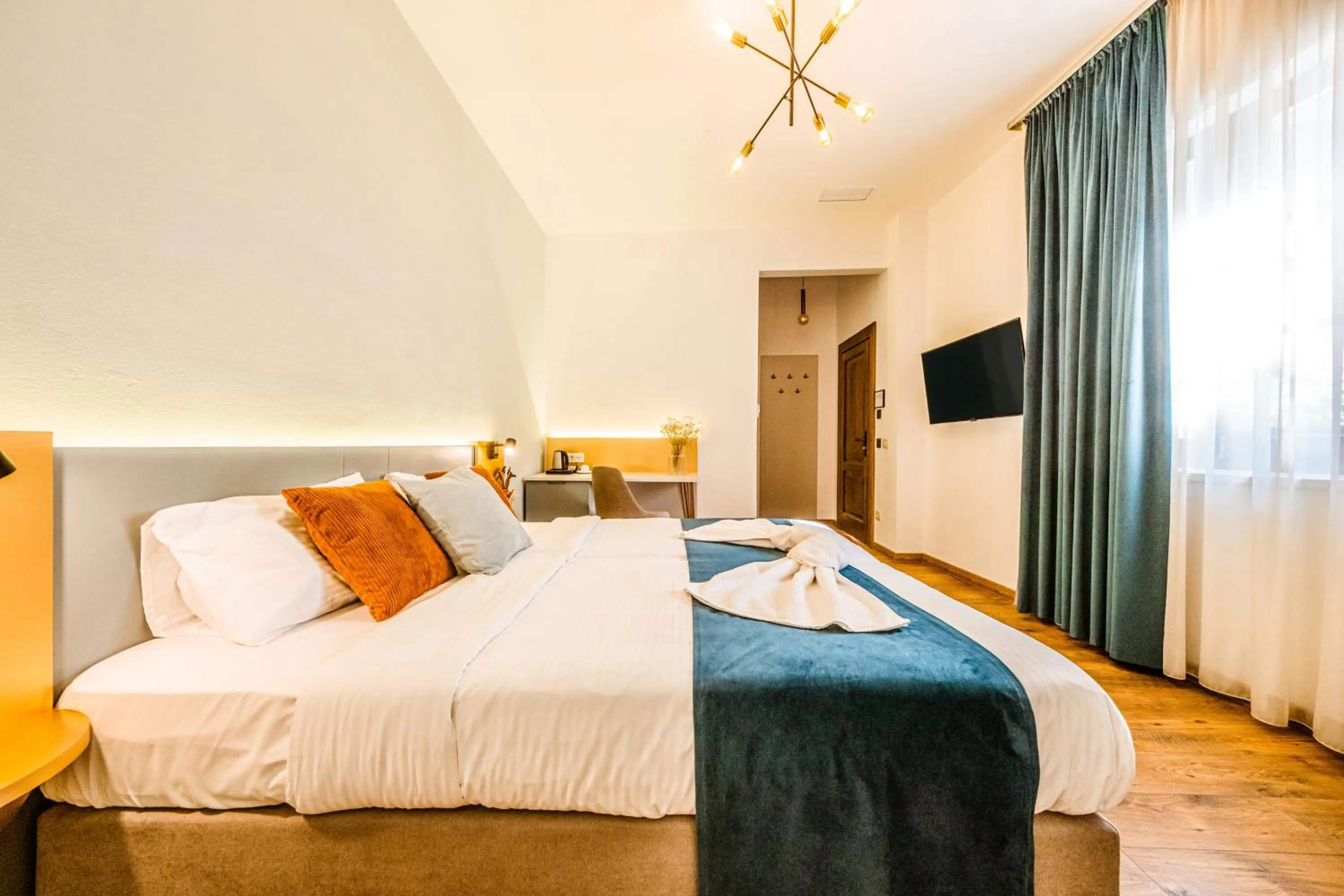 Communal lounge/ TV room, Bed in CASA CHITIC - Str Nicolae Balcescu 13