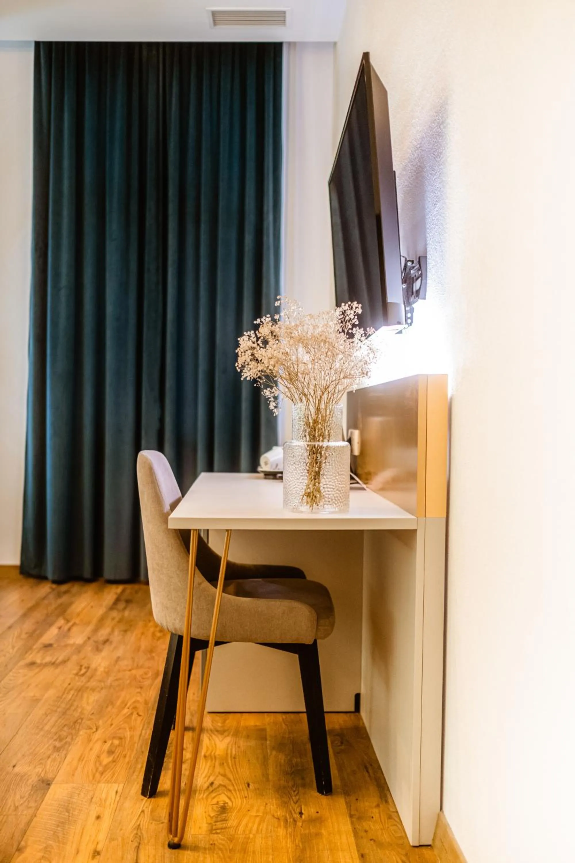 hair dresser in CASA CHITIC - Str Nicolae Balcescu 13