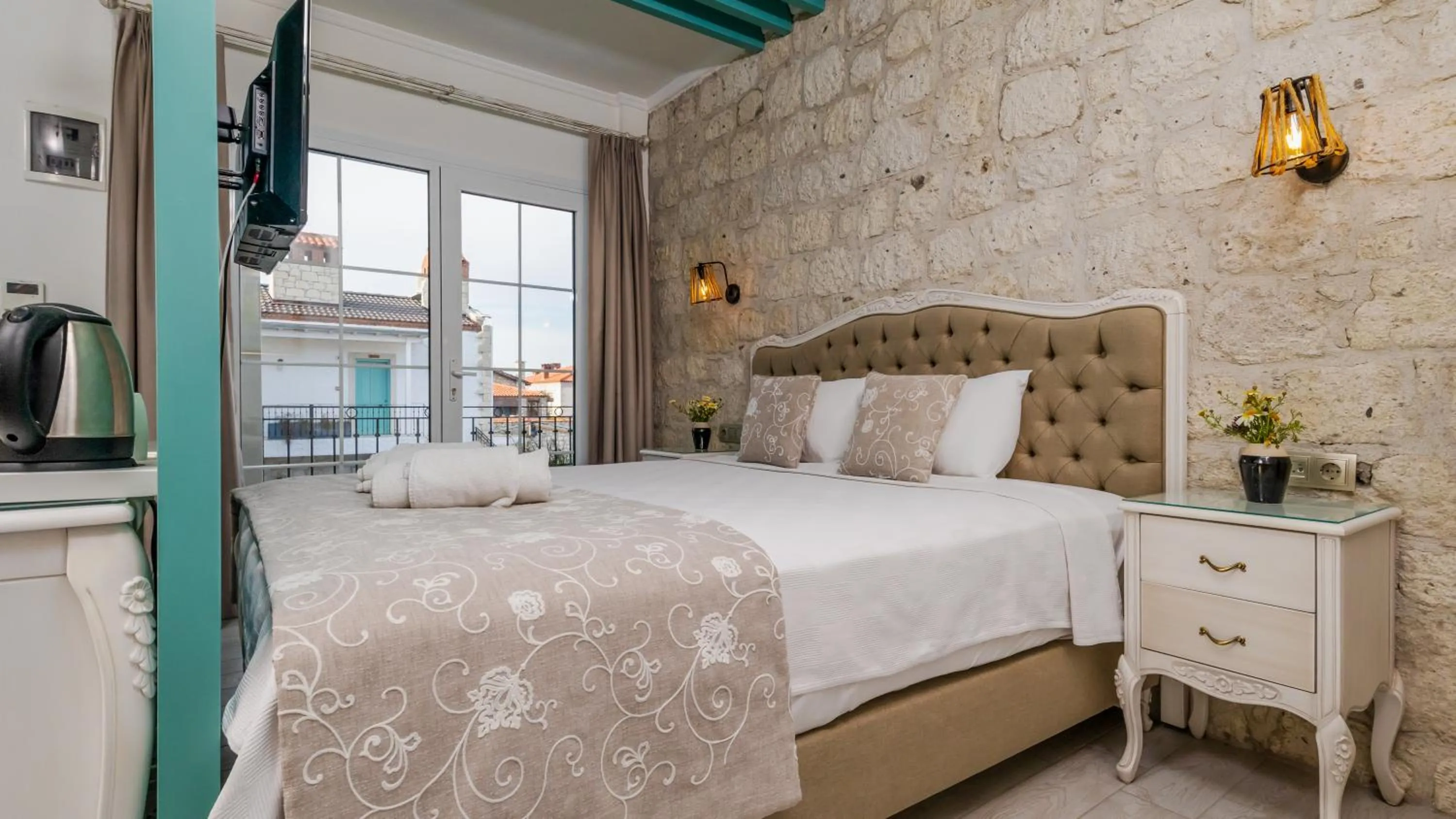 Bed in Avlu Alaçatı Boutique Hotel