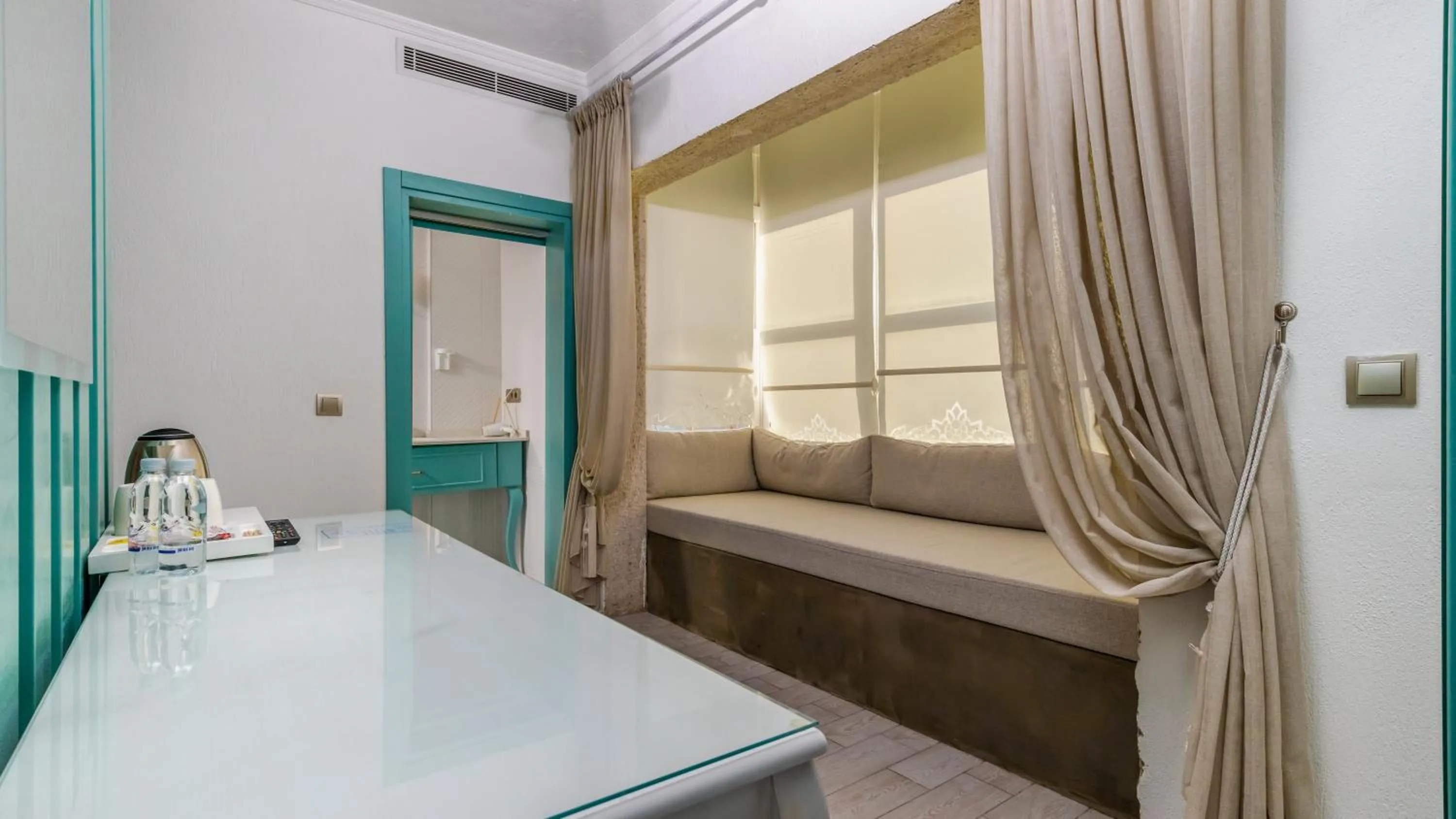 Photo of the whole room, Bed in Avlu Alaçatı Boutique Hotel
