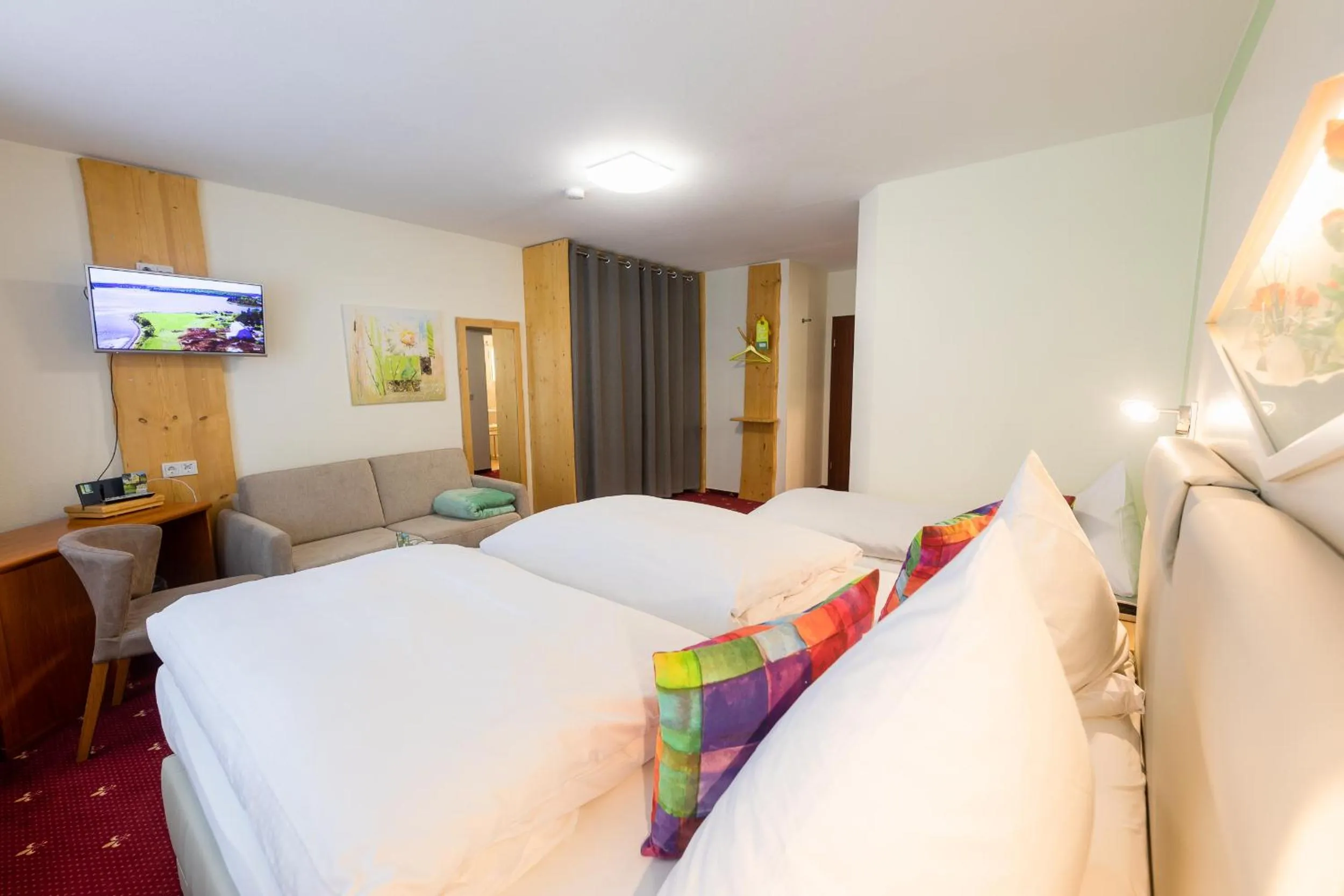 Seating area, Bed in Berghotel Talblick