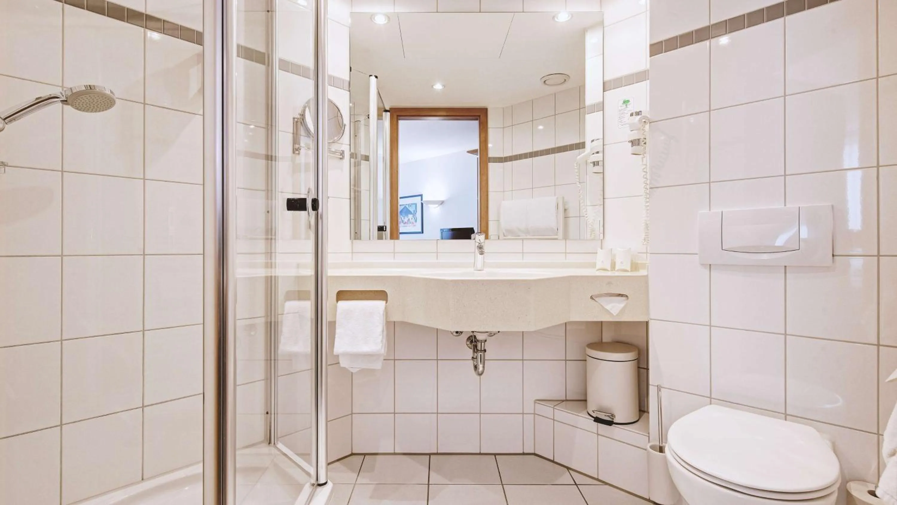 Bathroom in Hotel Schwanen Stuttgart Airport/Messe