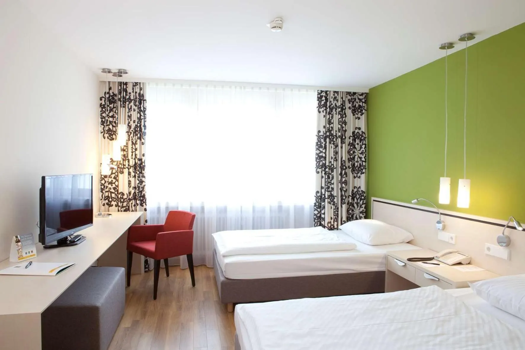 Photo of the whole room, Bed in Hotel Schwanen Stuttgart Airport/Messe