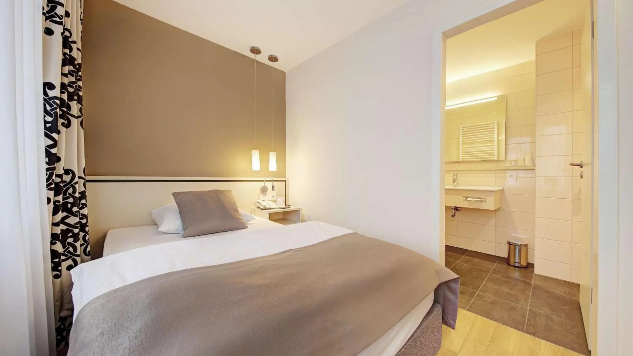 Bedroom, Bed in Hotel Schwanen Stuttgart Airport/Messe