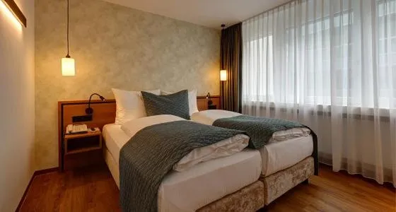 Bedroom, Bed in Hotel Schwanen Stuttgart Airport/Messe