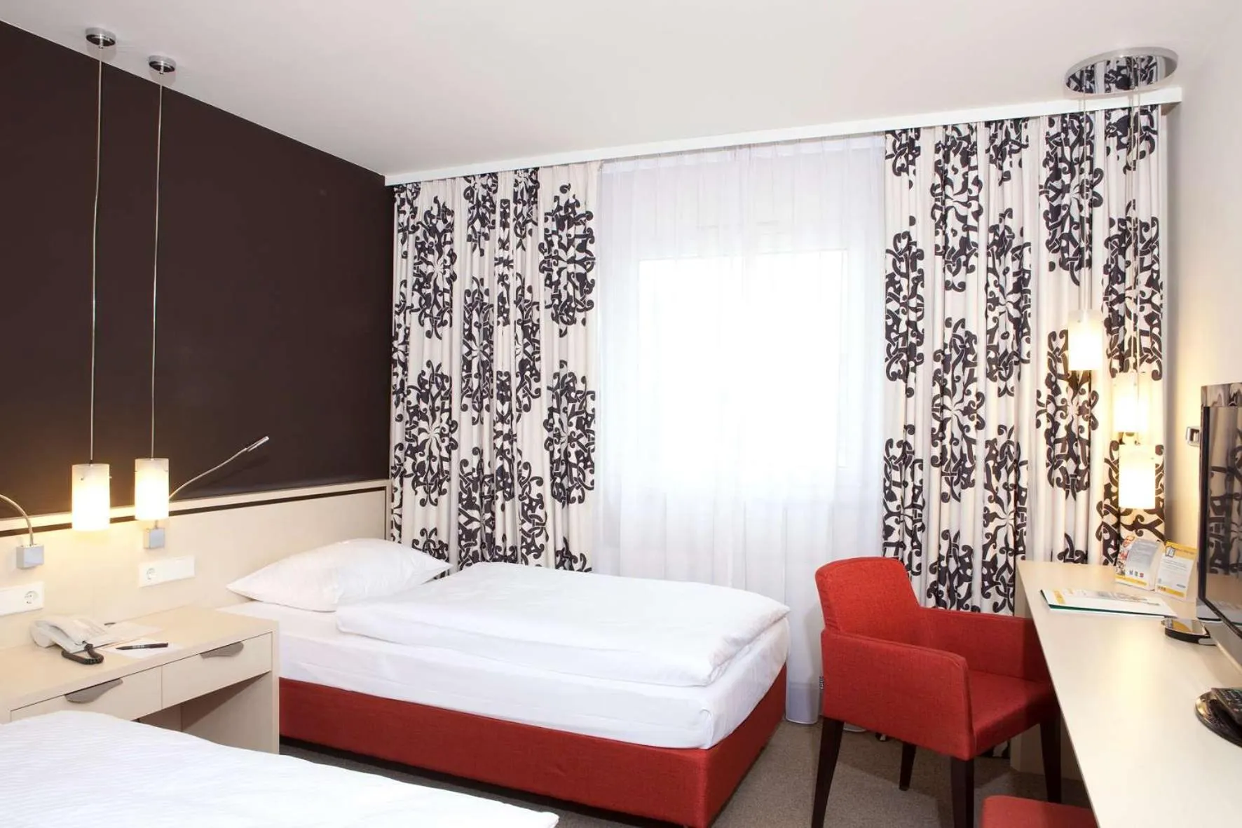 Bedroom, Bed in Hotel Schwanen Stuttgart Airport/Messe
