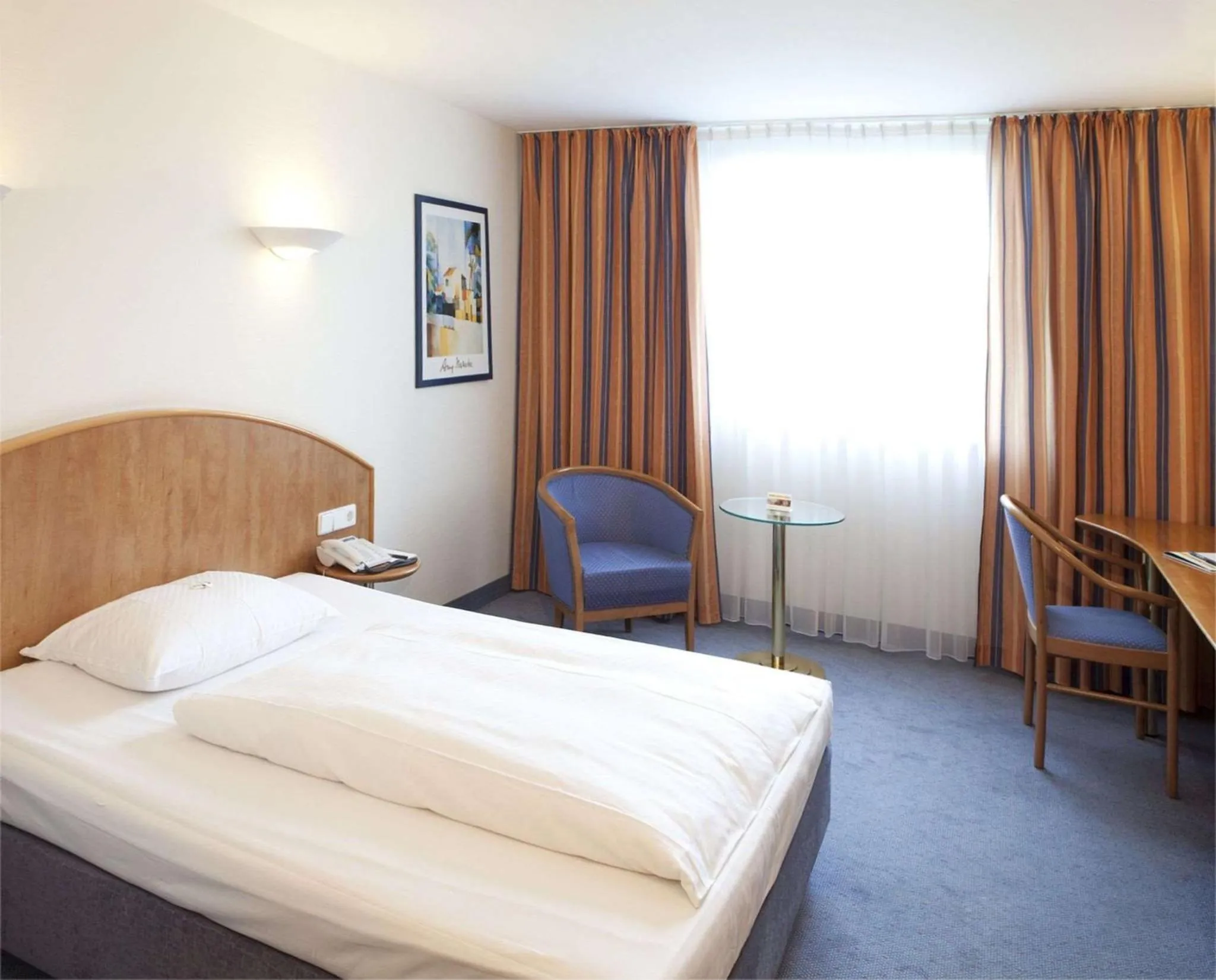 Photo of the whole room, Bed in Hotel Schwanen Stuttgart Airport/Messe
