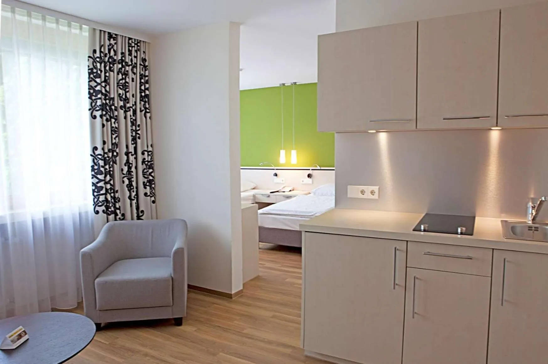 Kitchen or kitchenette, Bed in Hotel Schwanen Stuttgart Airport/Messe