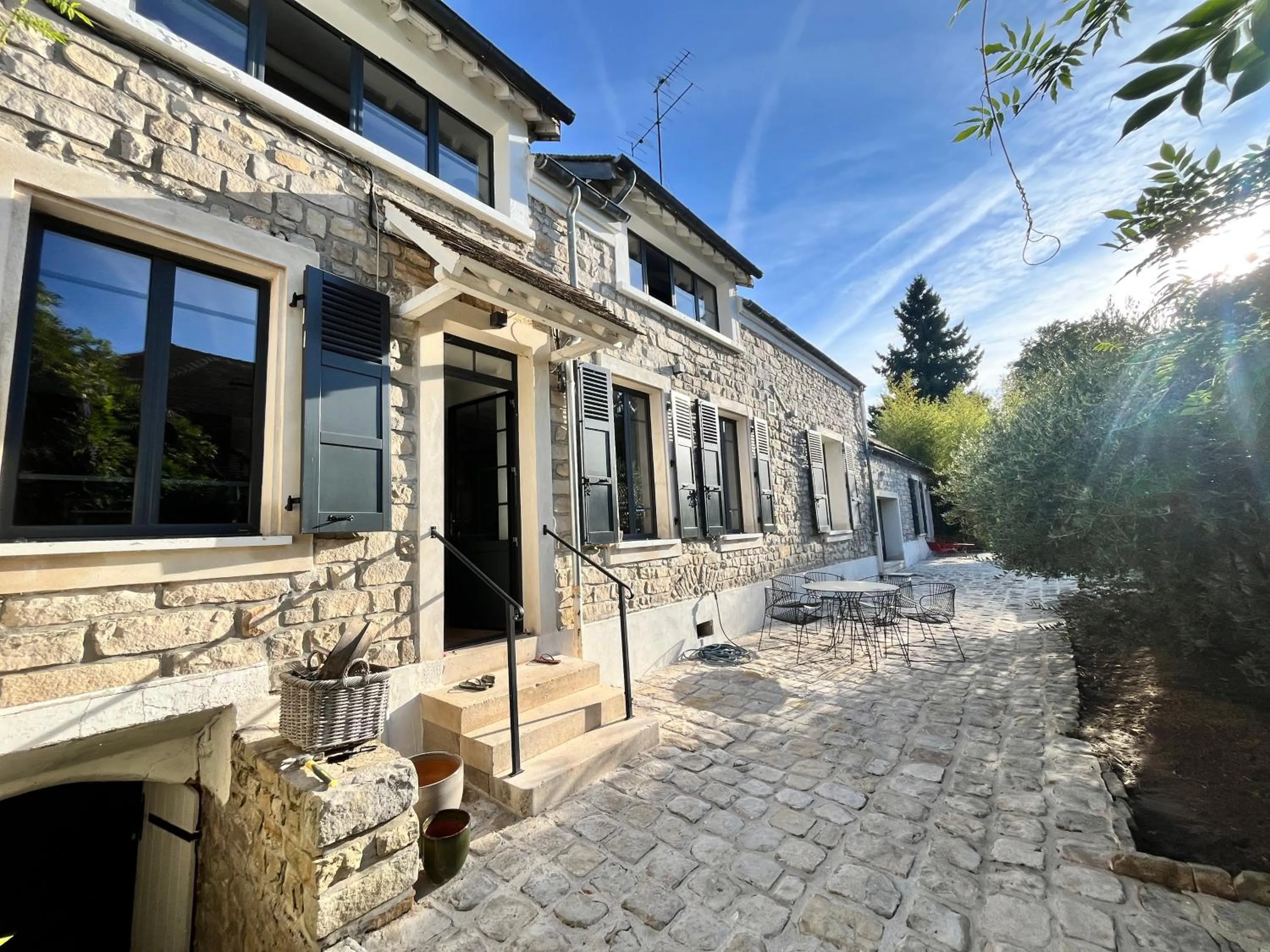 Cocon en lisière de forêt