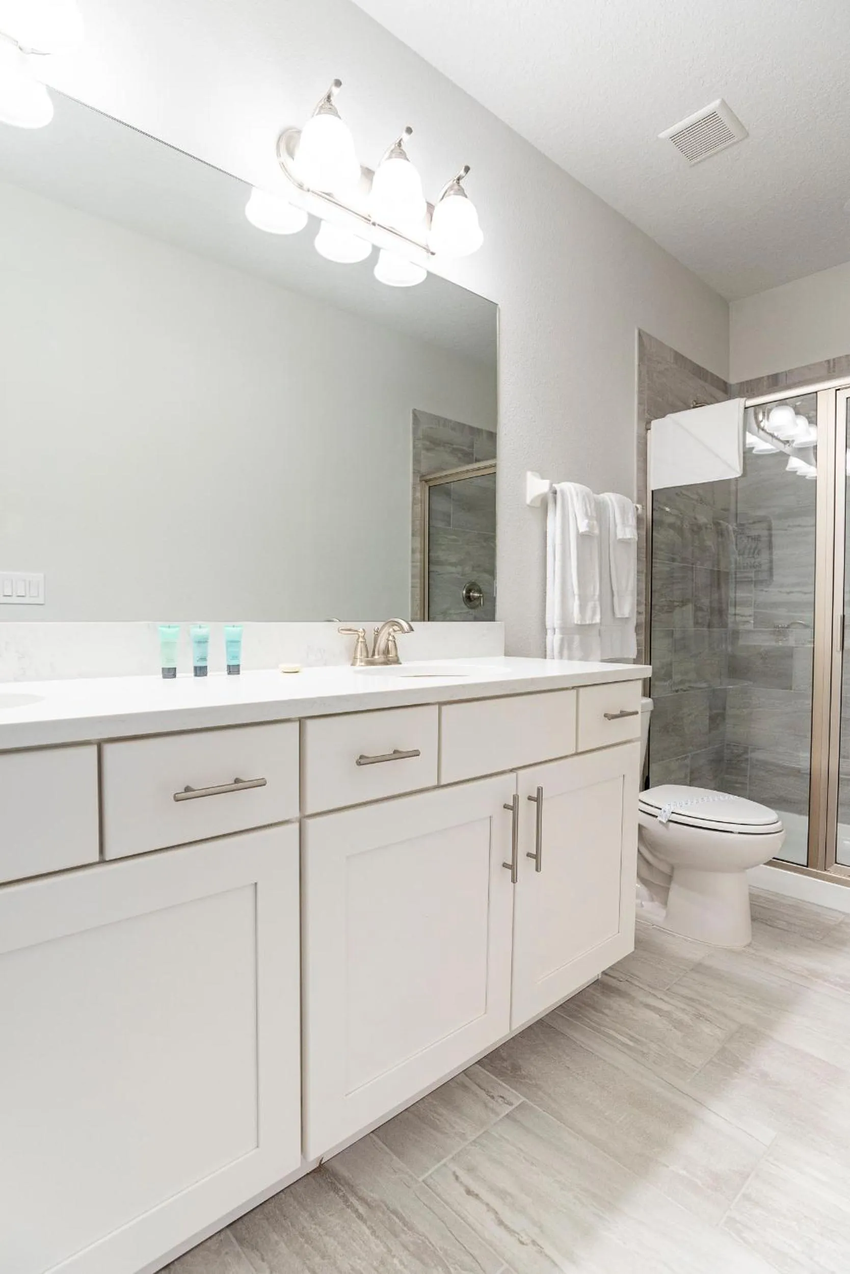 Public Bath in Upscale Modern Getaway home with heated pool/hot tub, 9 beds 8.5 bath Sleeps 18+