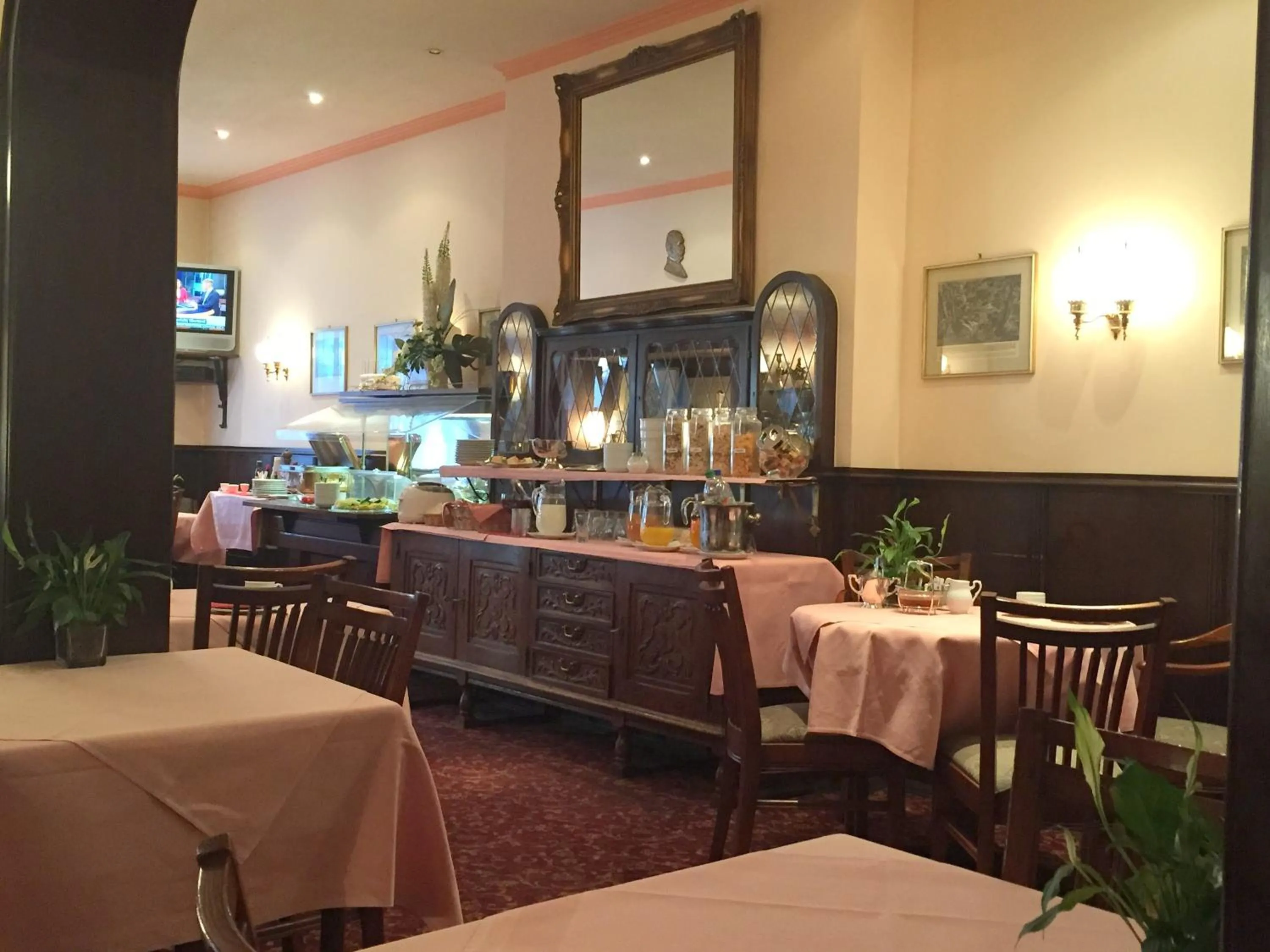 Restaurant/places to eat in Hotel Bismarck