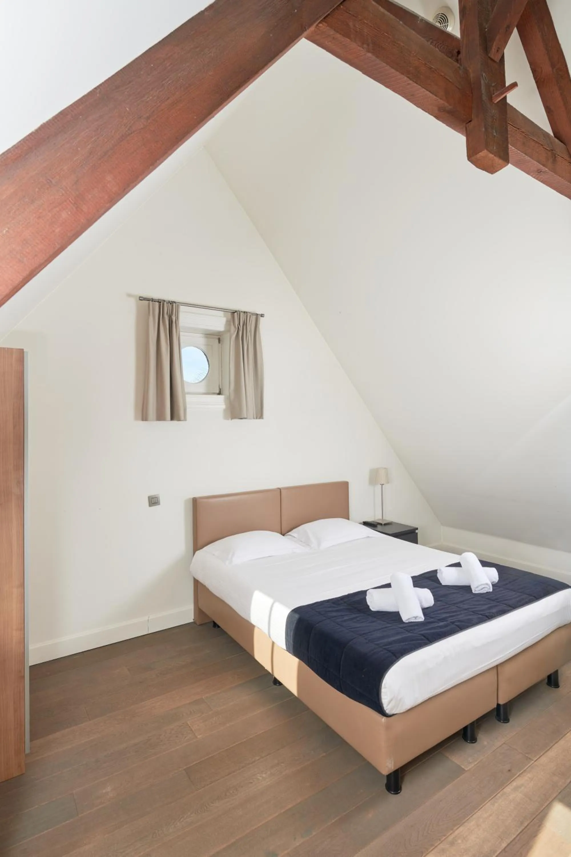 Photo of the whole room, Bed in De Statie