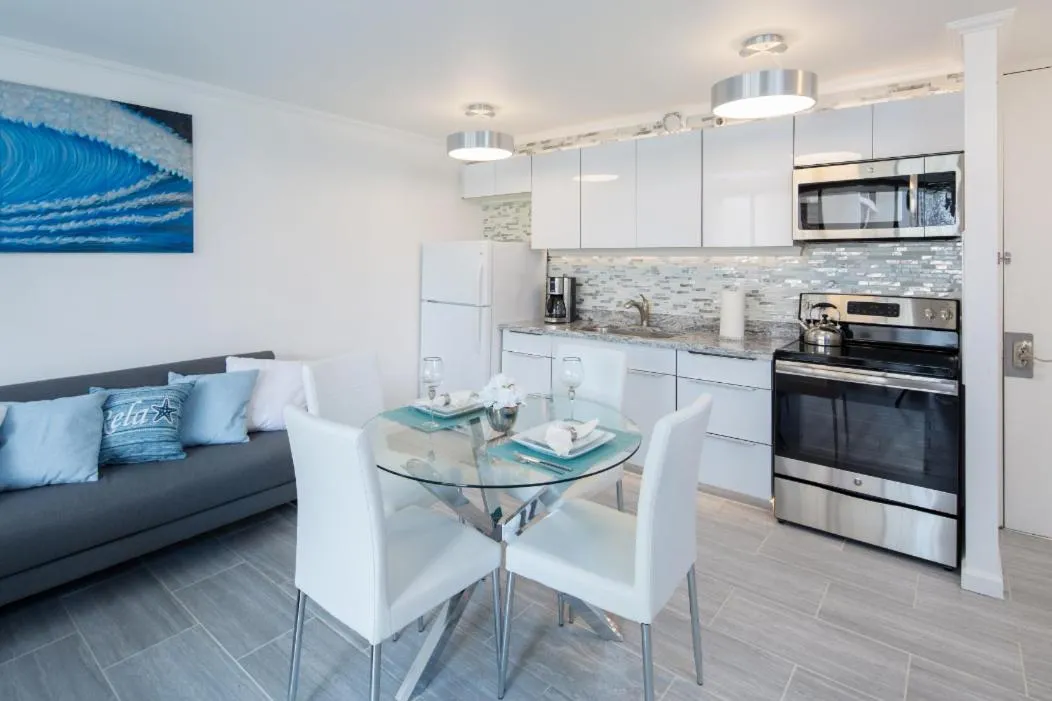 Waikiki Banyan Modern One Bedroom Free Parking