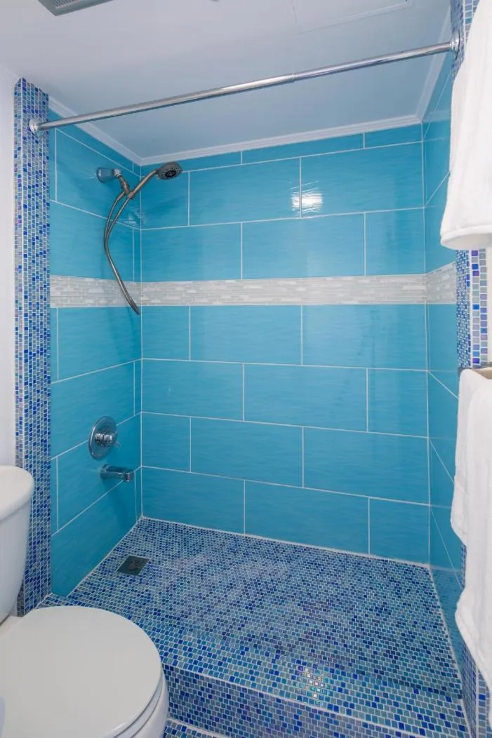 Waikiki Banyan Modern One Bedroom Free Parking