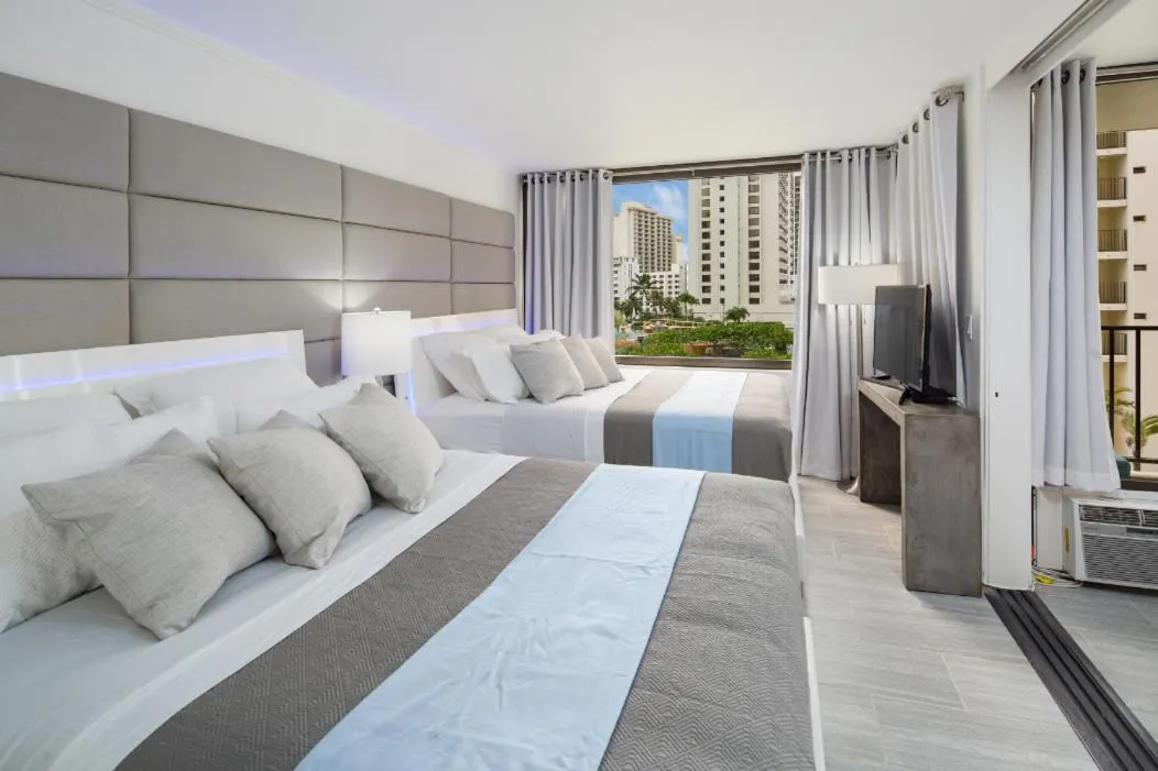 Bed in Waikiki Banyan Modern One Bedroom Free Parking