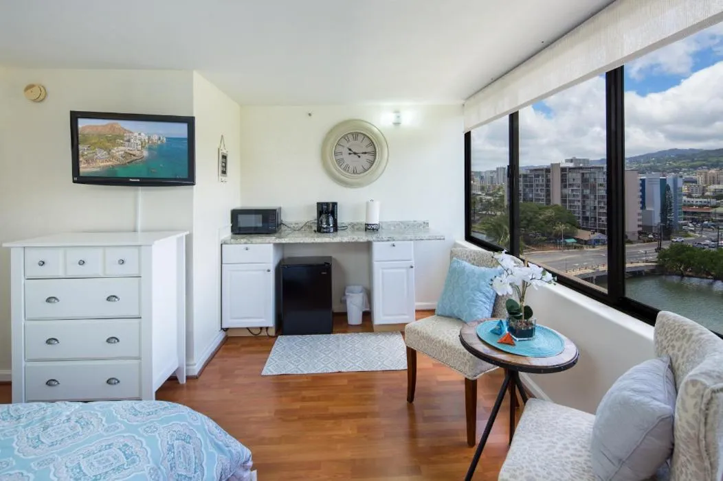 Modern Waikiki Sleek Studio