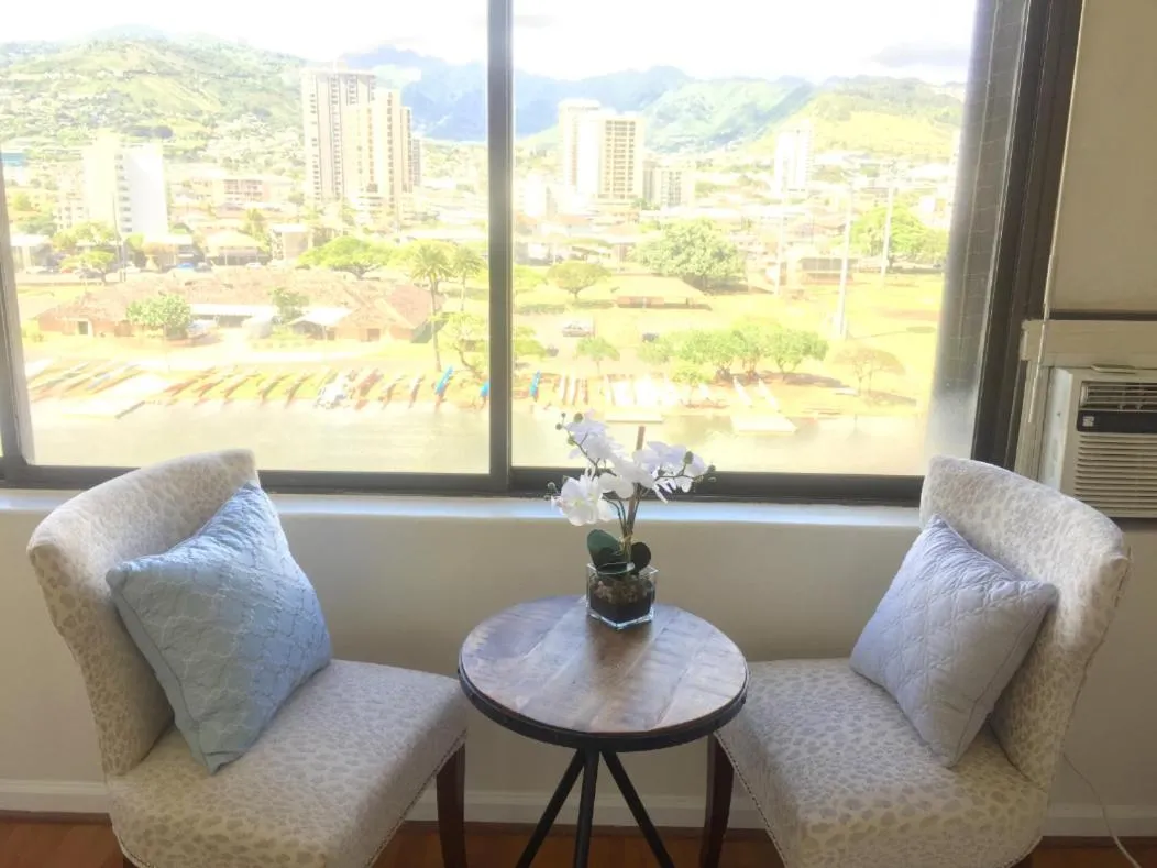 Modern Waikiki Sleek Studio