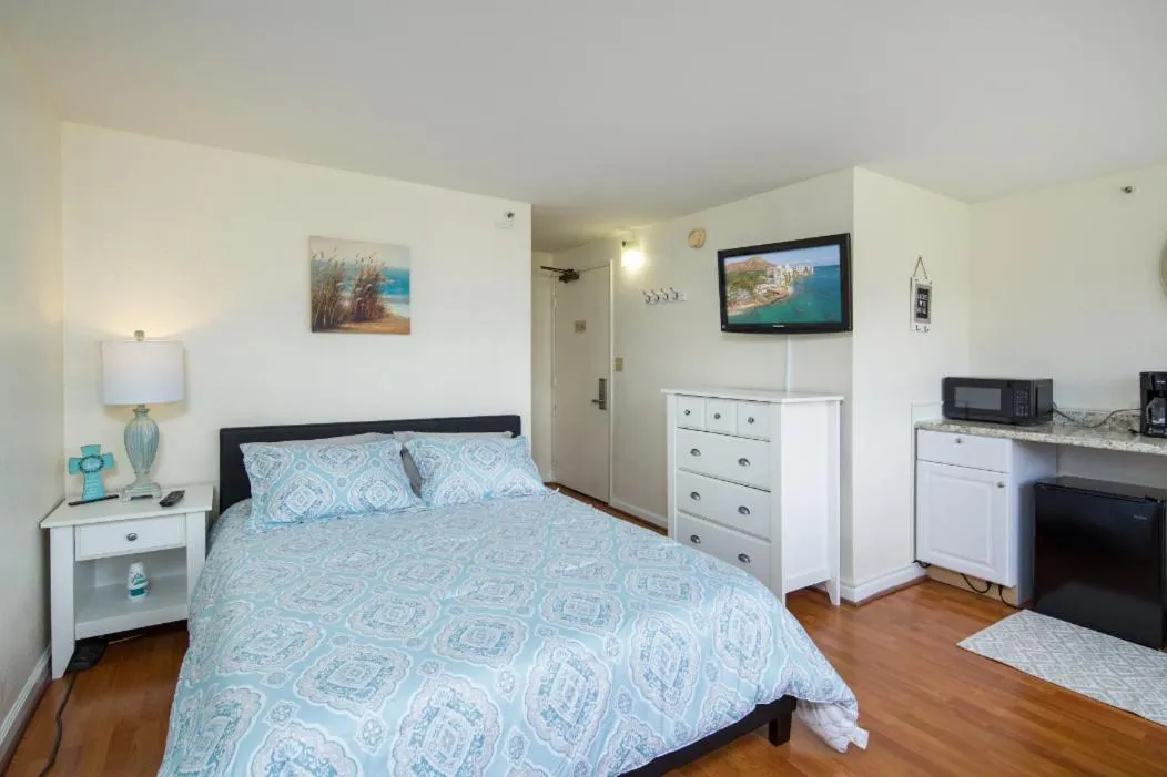 Modern Waikiki Sleek Studio