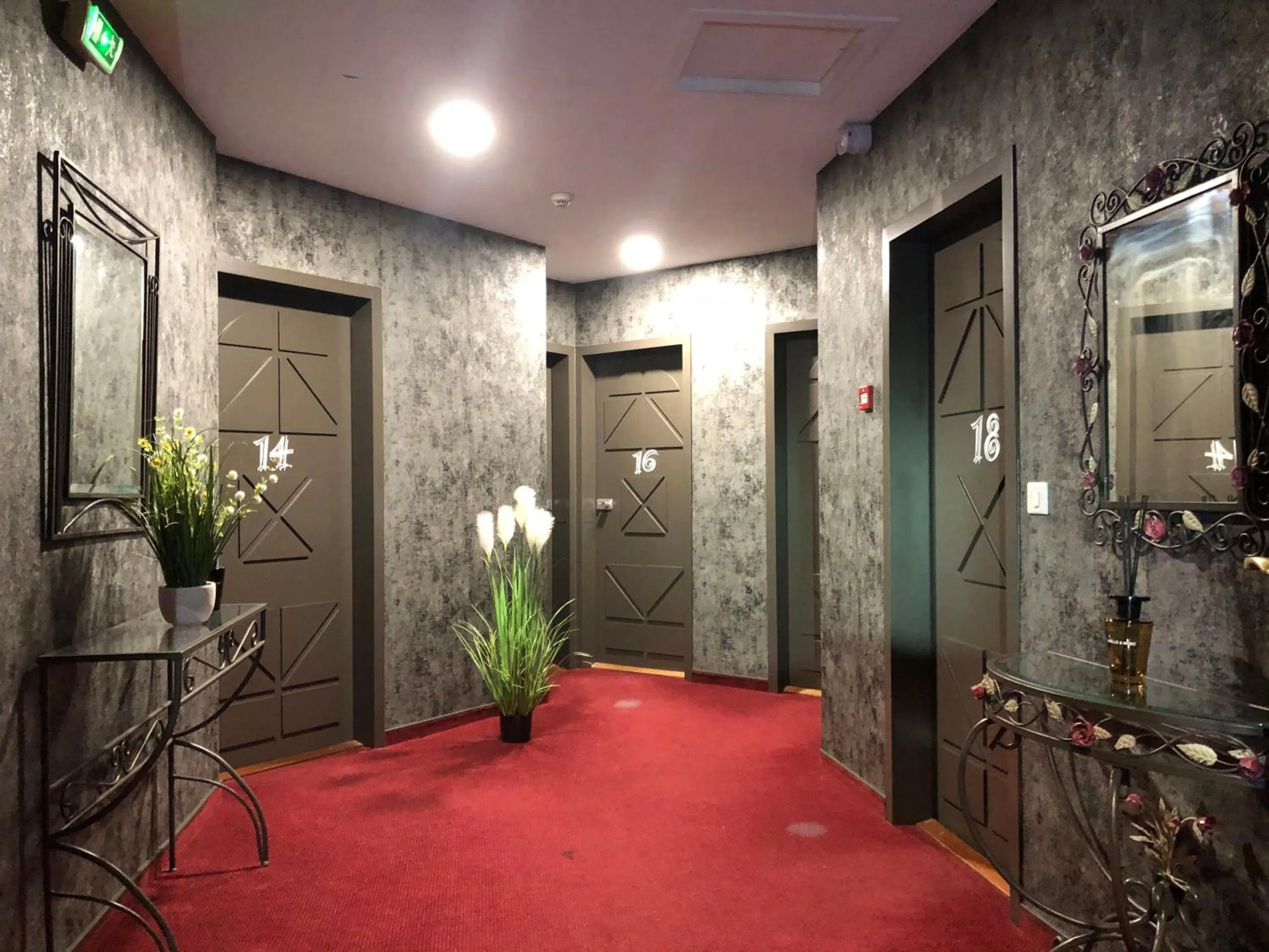 Lobby or reception in L'EMBLEME - BOUTIQUE HOTEL