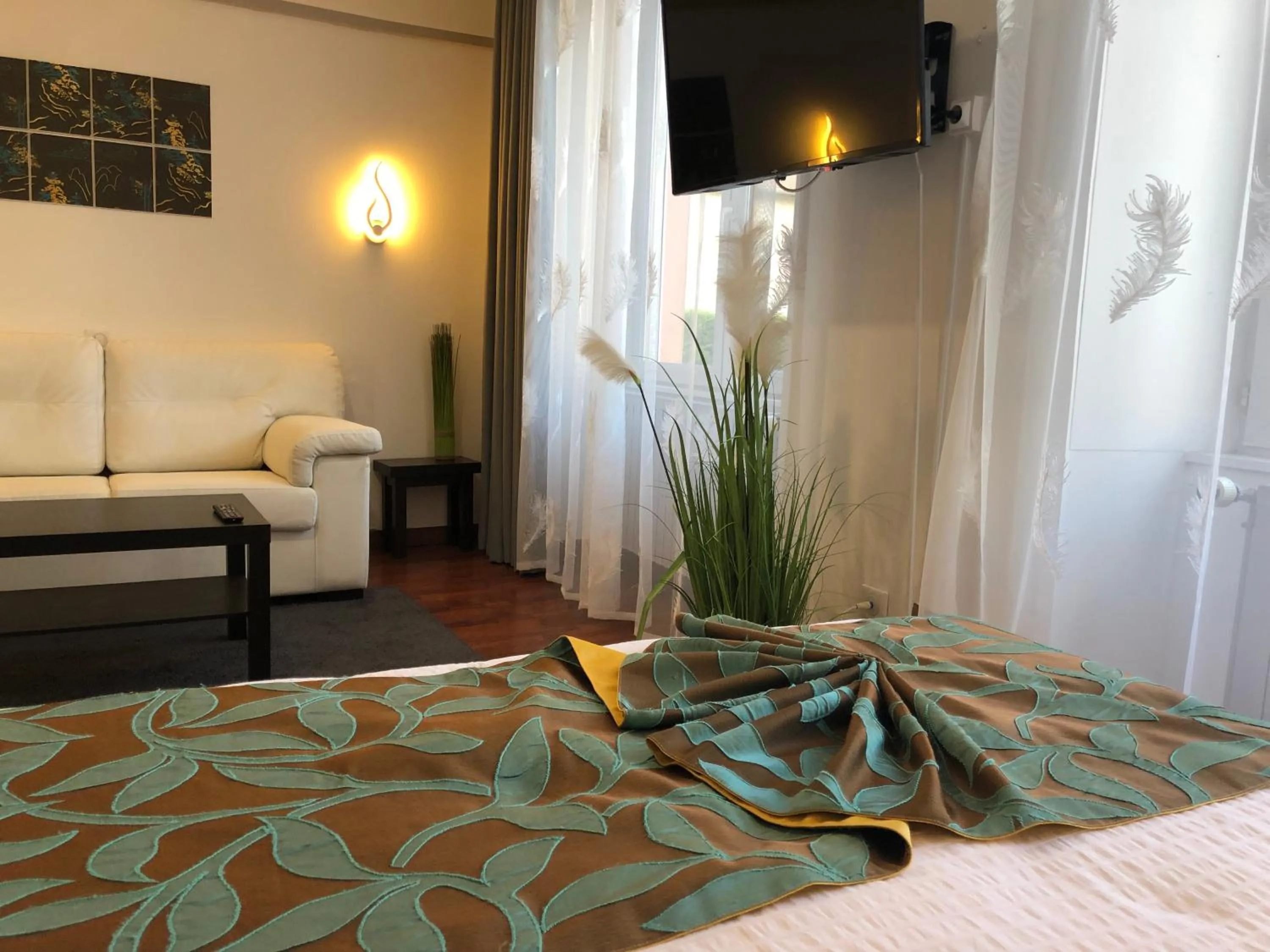 Seating area, Bed in L'EMBLEME - BOUTIQUE HOTEL