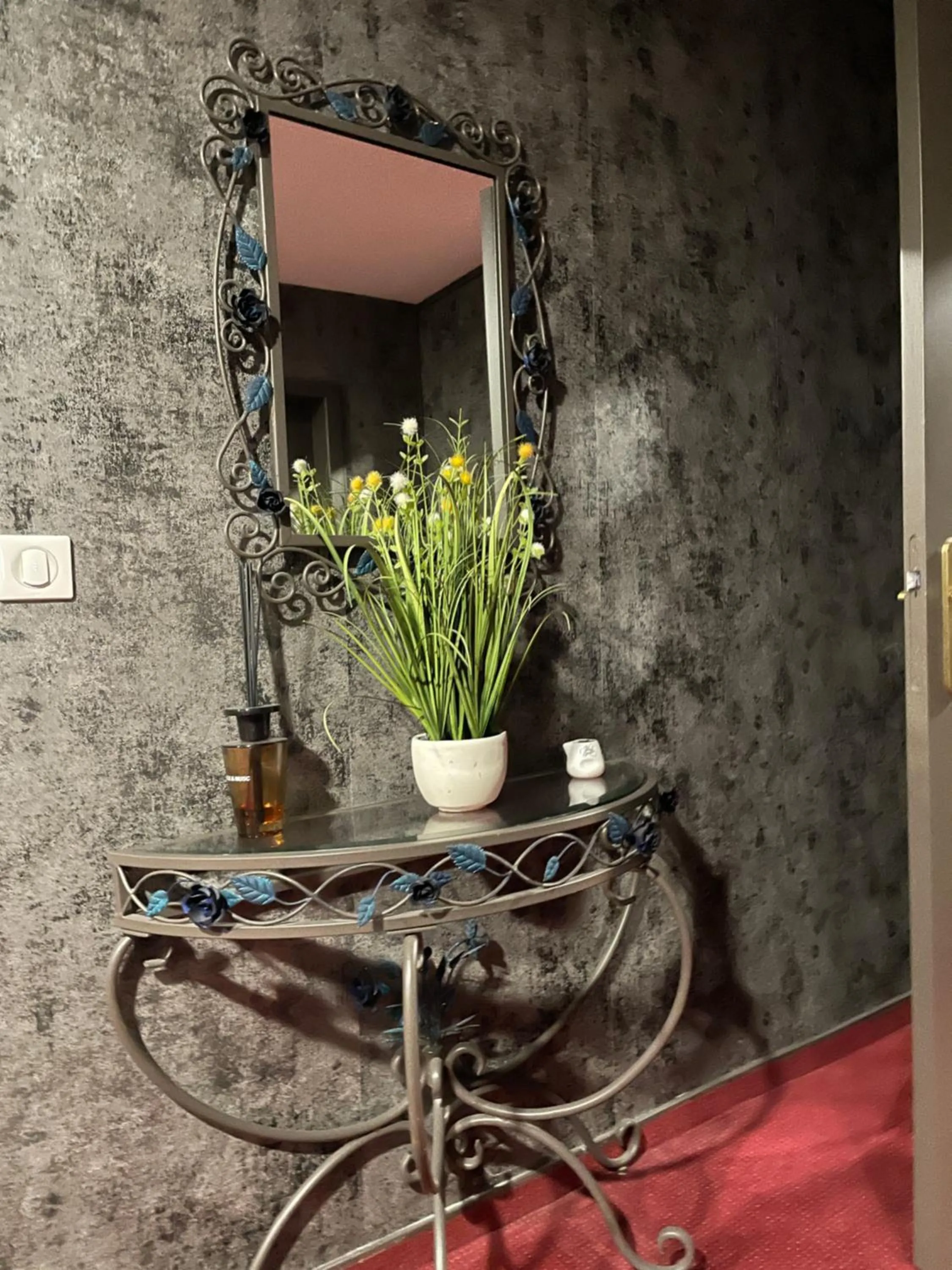 L'EMBLEME - BOUTIQUE HOTEL