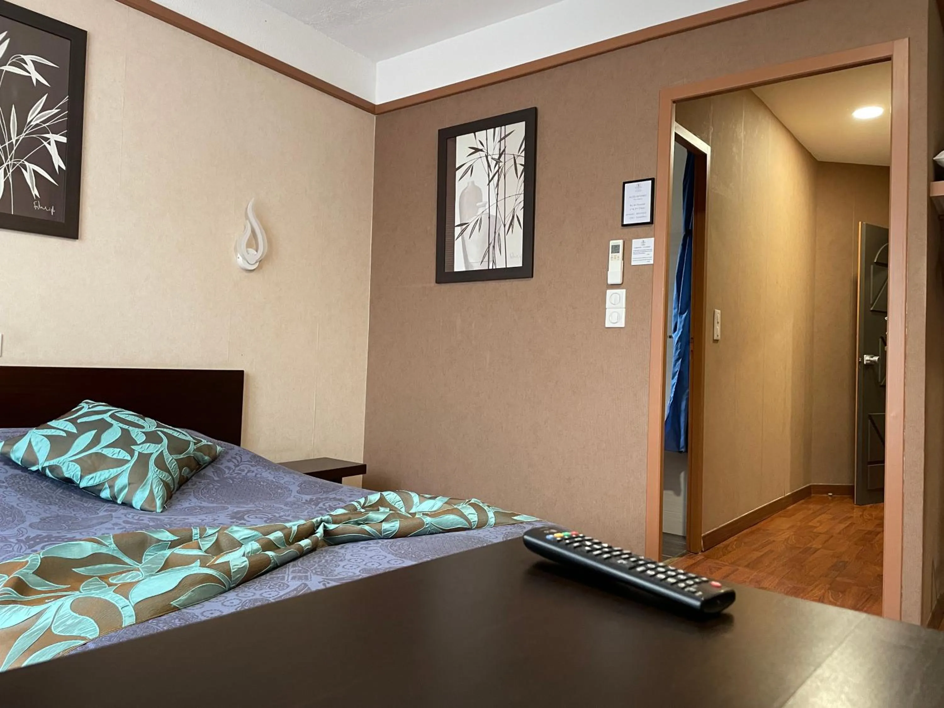 Bed in L'EMBLEME - BOUTIQUE HOTEL