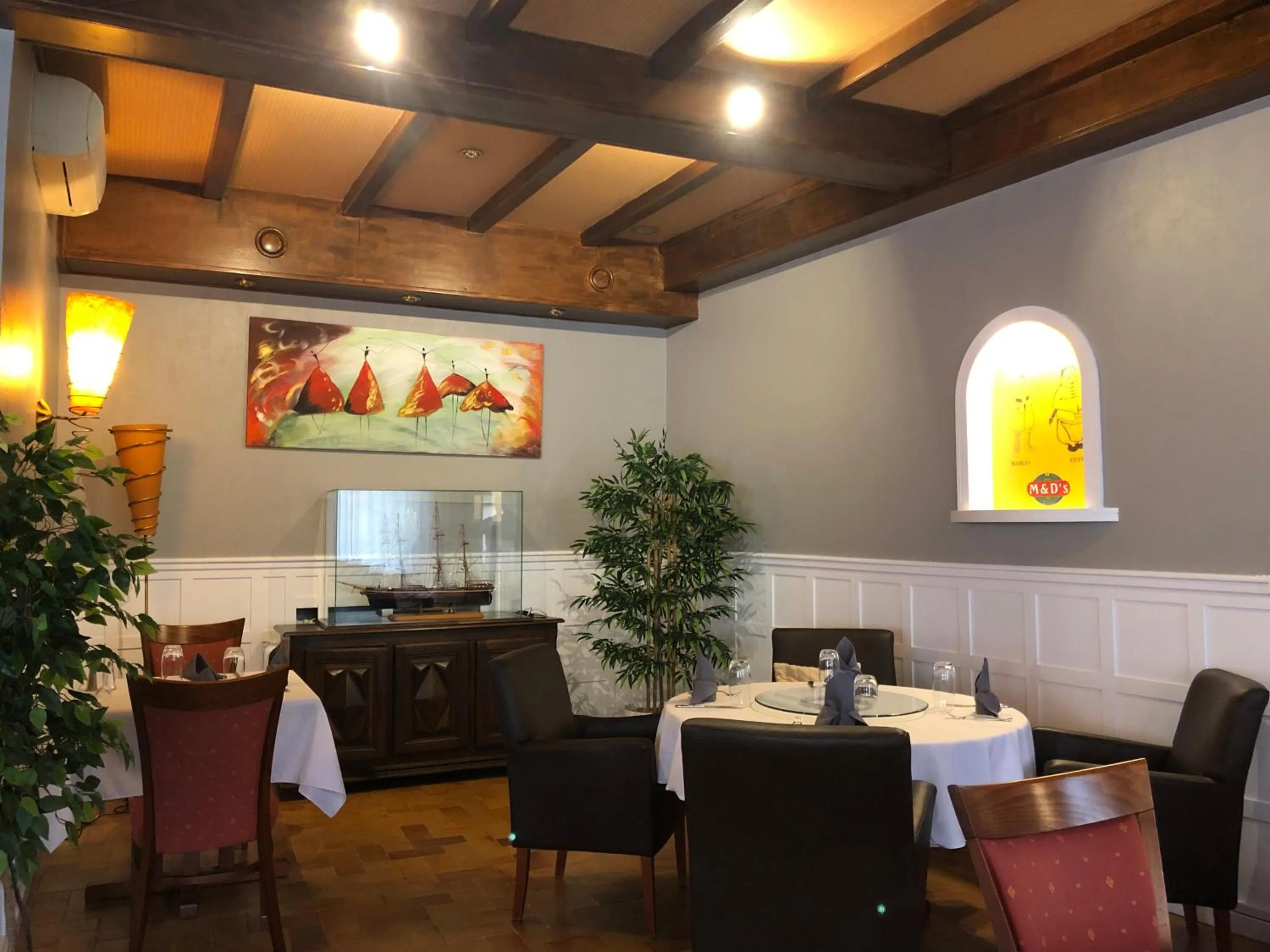 Restaurant/places to eat in L'EMBLEME - BOUTIQUE HOTEL